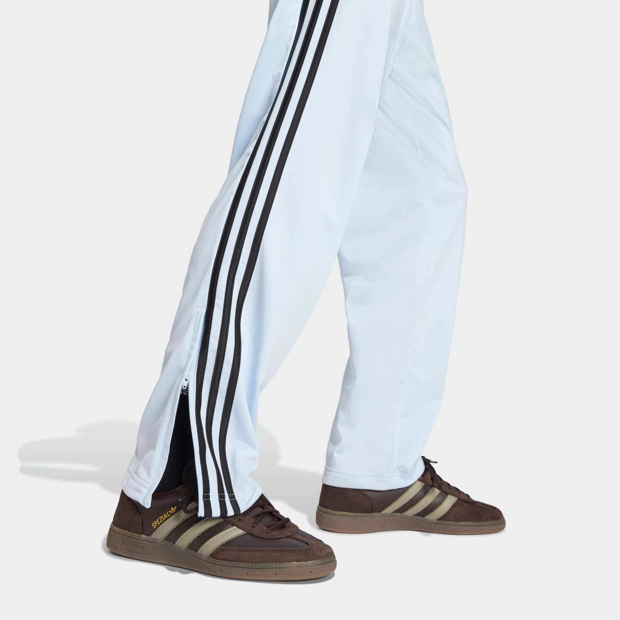 „adidas Firebird Track Pants KC8010 – Seitenstreifen und Reißverschluss-Detail, Crystal Sky erhältlich bei Stickabush Berlin.“
