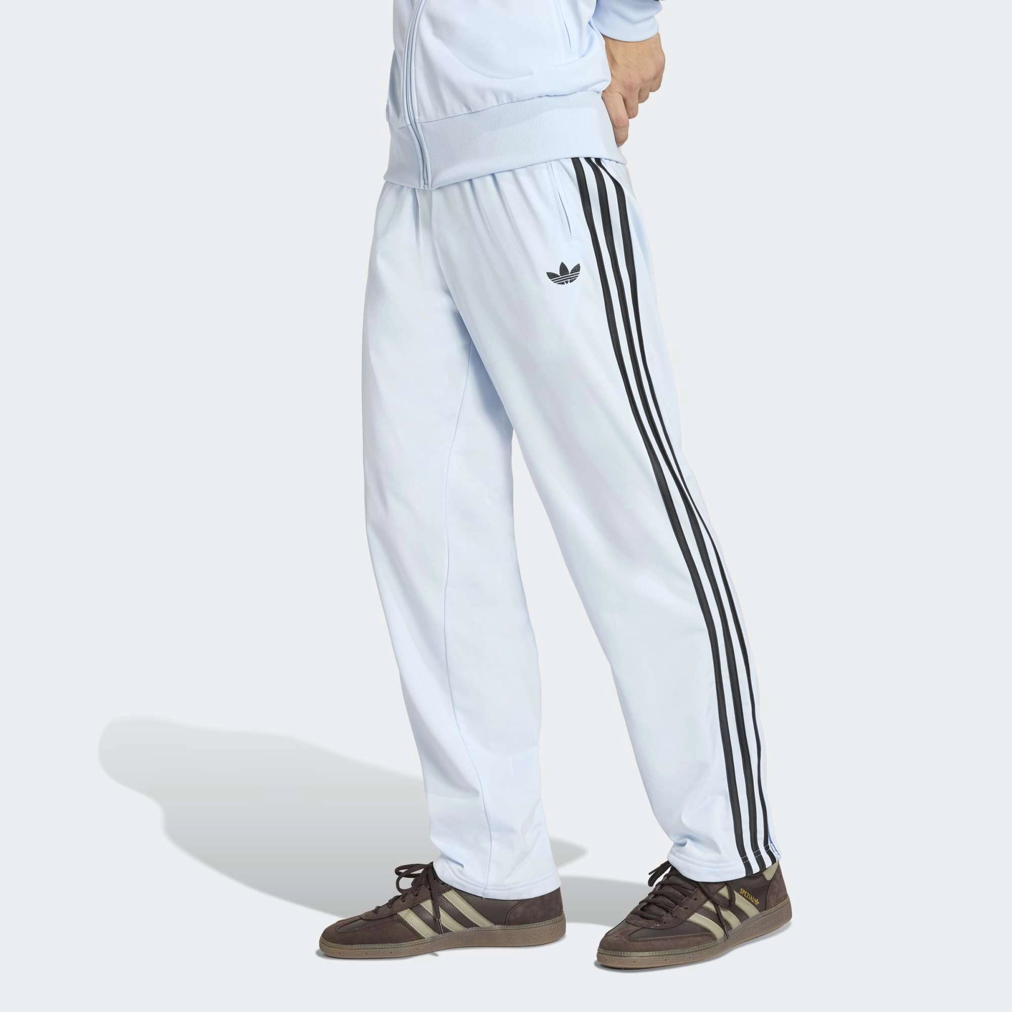 „adidas Originals Firebird Track Pants Crystal Sky KC8010 – Frontansicht am Model, Slim-Fit Trainingshose erhältlich bei Stickabush Berlin.“