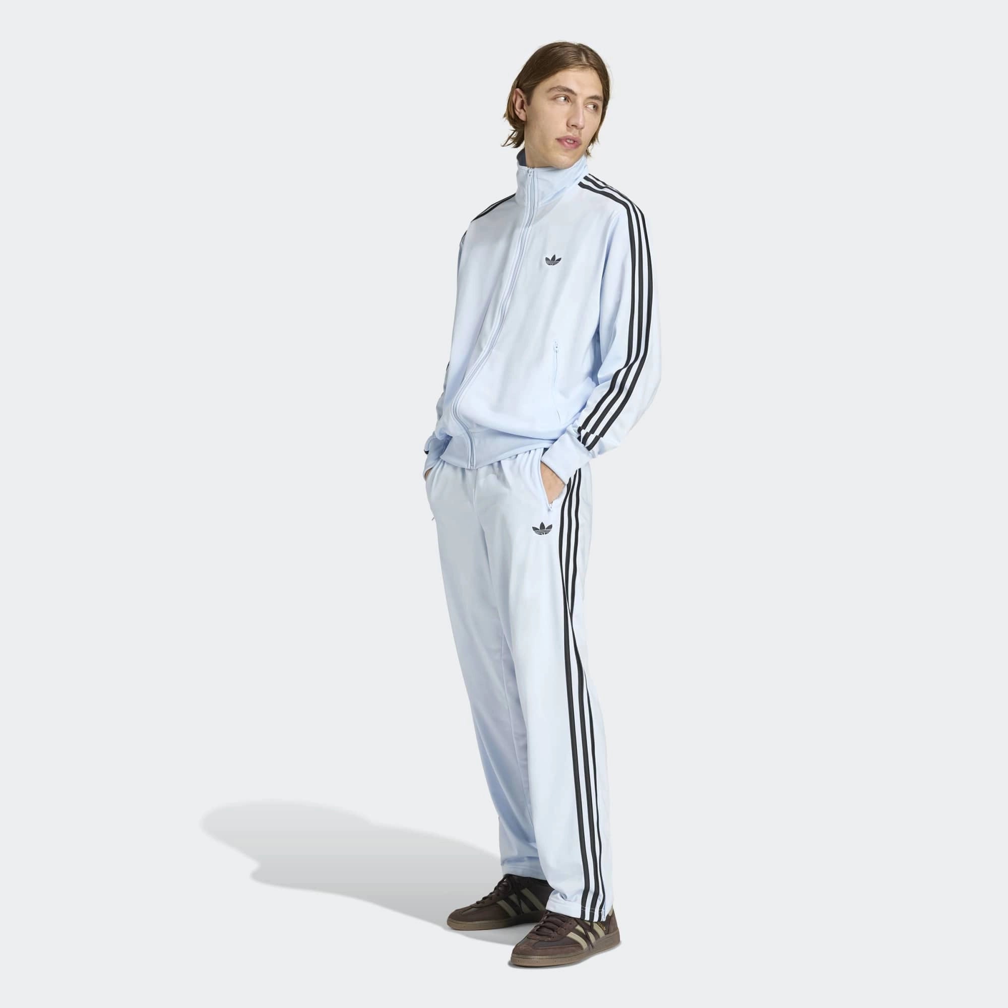 „adidas Originals Firebird Track Pants Crystal Sky KC8010 – Outfit am Model, Slim-Fit Trainingshose erhältlich bei Stickabush Berlin.“