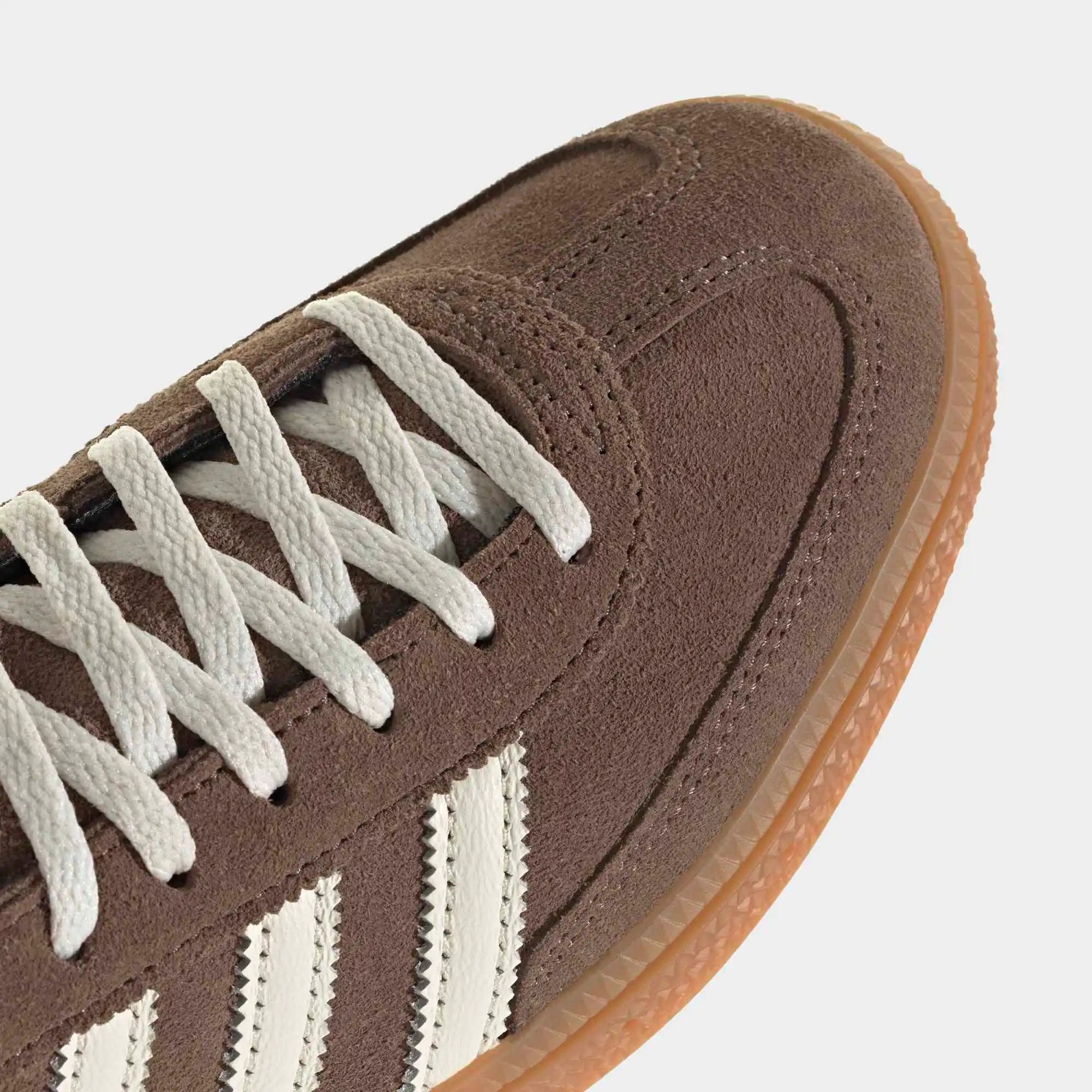 „adidas Originals Handball Spezial Damen Earth Strata Off White IF6490 - Suede Retro-Sneaker in Braun erhältlich bei Stickabush Berlin.“