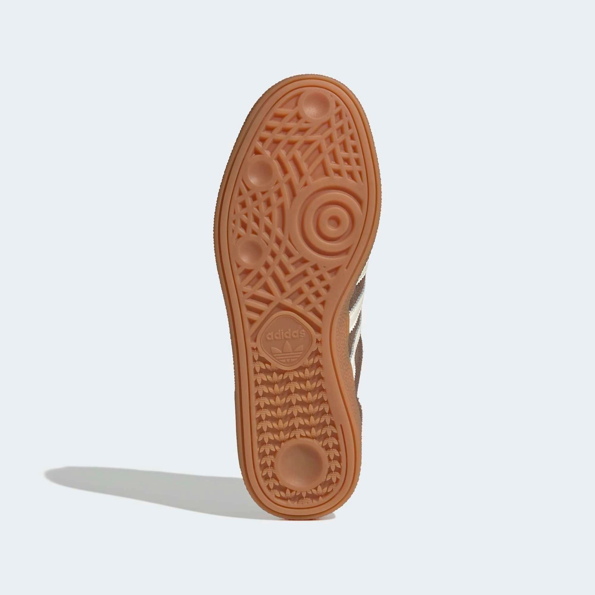 „adidas Originals Handball Spezial Damen Earth Strata Off White IF6490 - Suede Retro-Sneaker in Braun erhältlich bei Stickabush Berlin.“