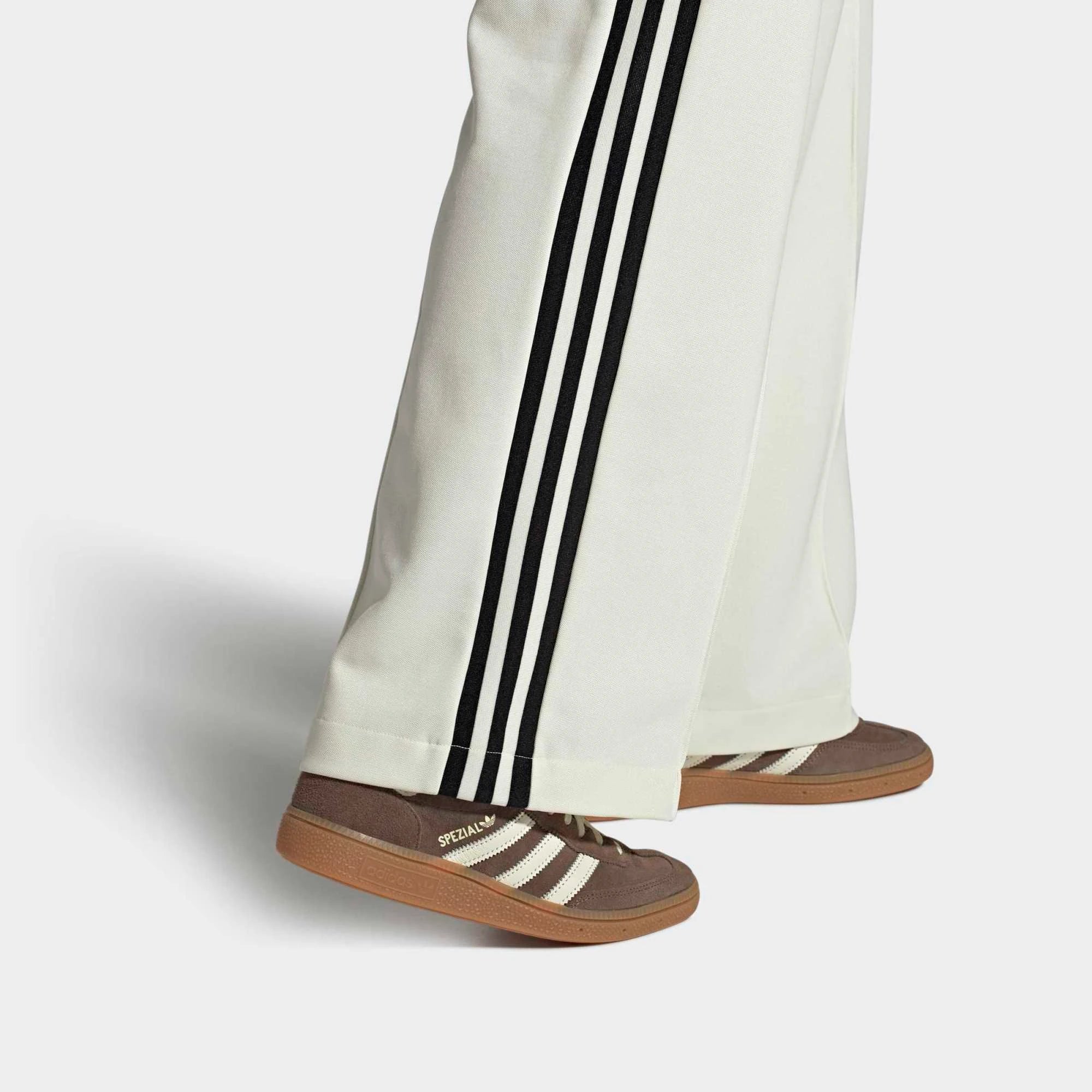 „adidas Originals Handball Spezial Damen Earth Strata Off White IF6490 - Suede Retro-Sneaker in Braun erhältlich bei Stickabush Berlin.“