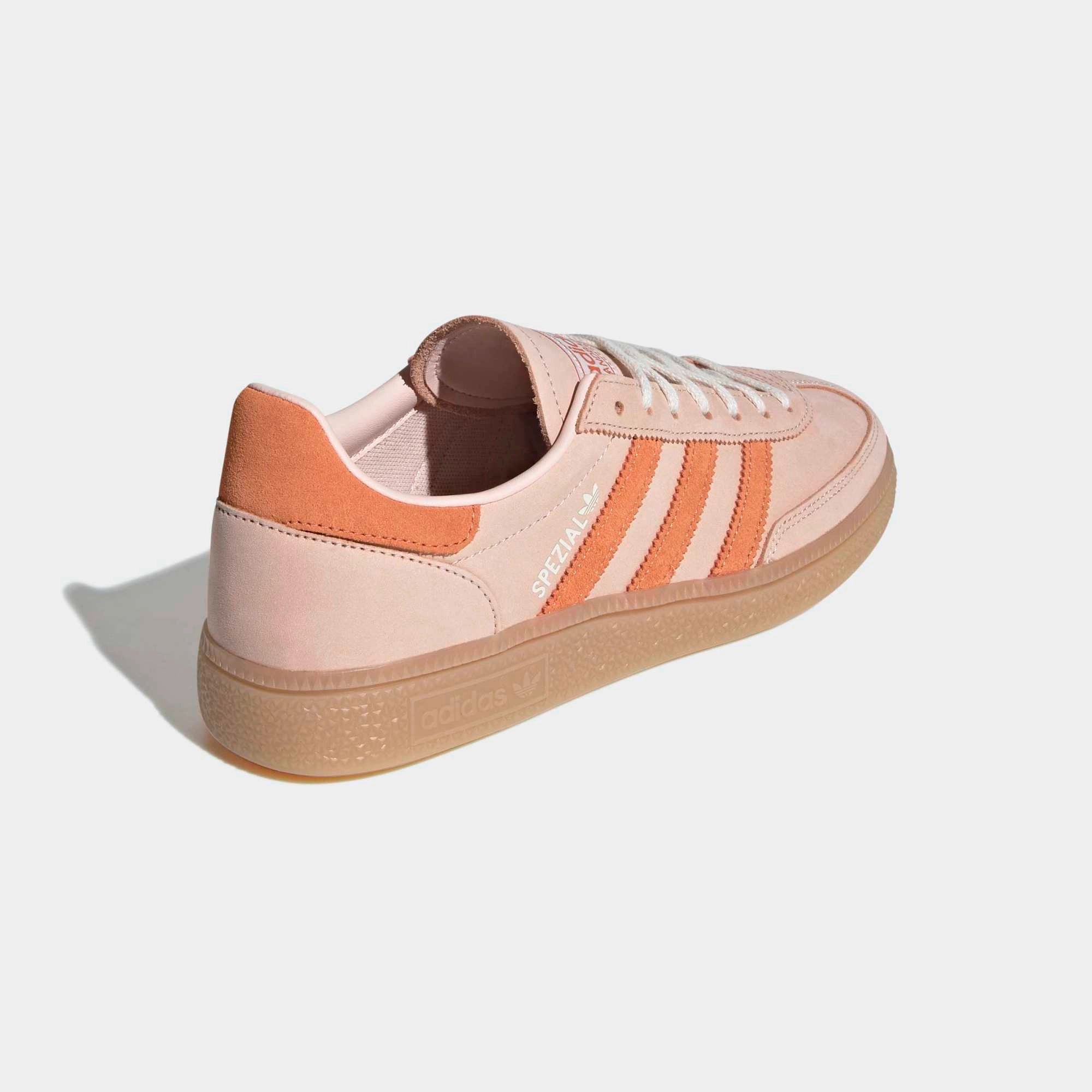 “adidas Originals Handball Spezial Damen Sneaker in Blush Pink aus Wildleder mit brauner Gummisohle bei Stickabush.“