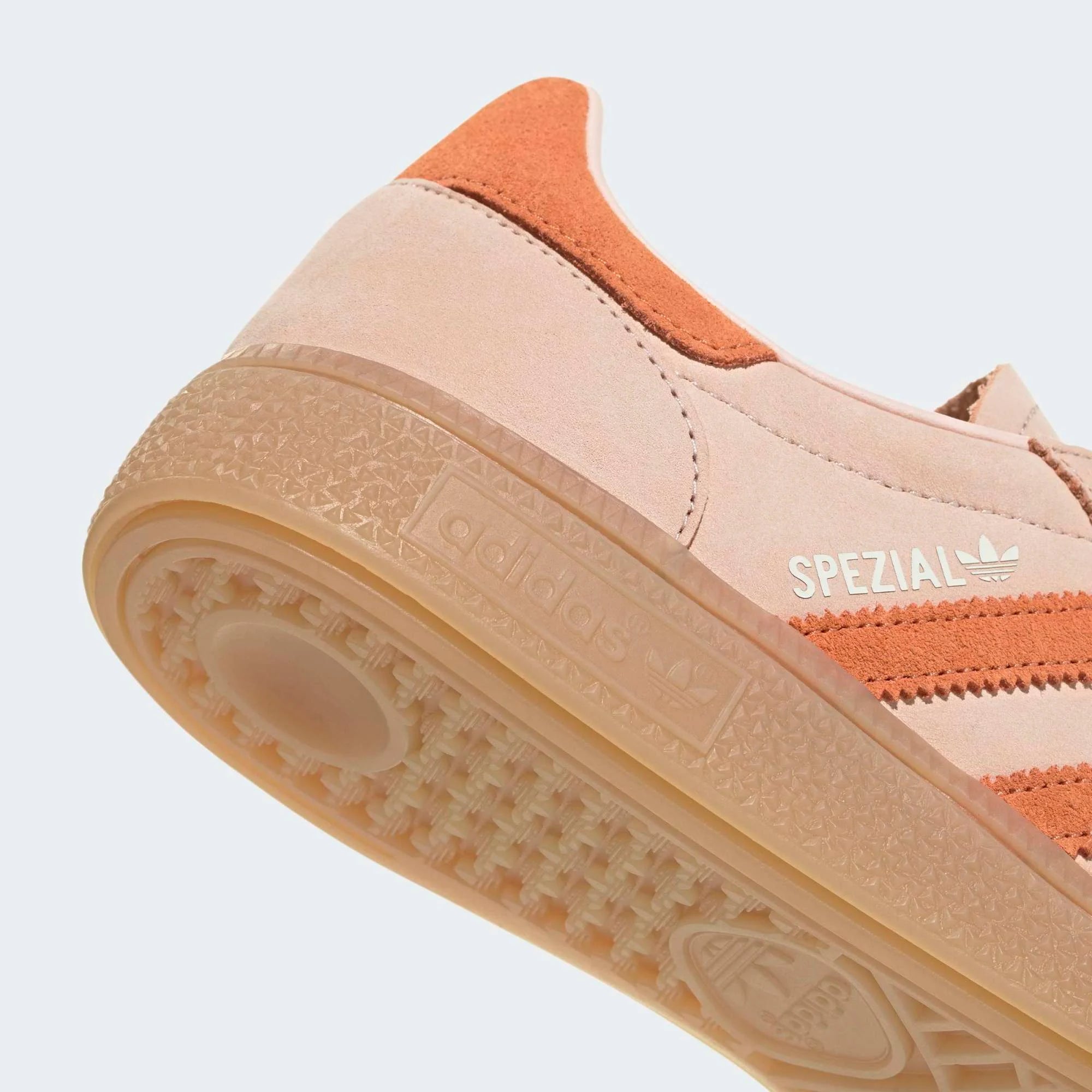 “adidas Originals Handball Spezial Damen Sneaker in Blush Pink aus Wildleder mit brauner Gummisohle bei Stickabush.“