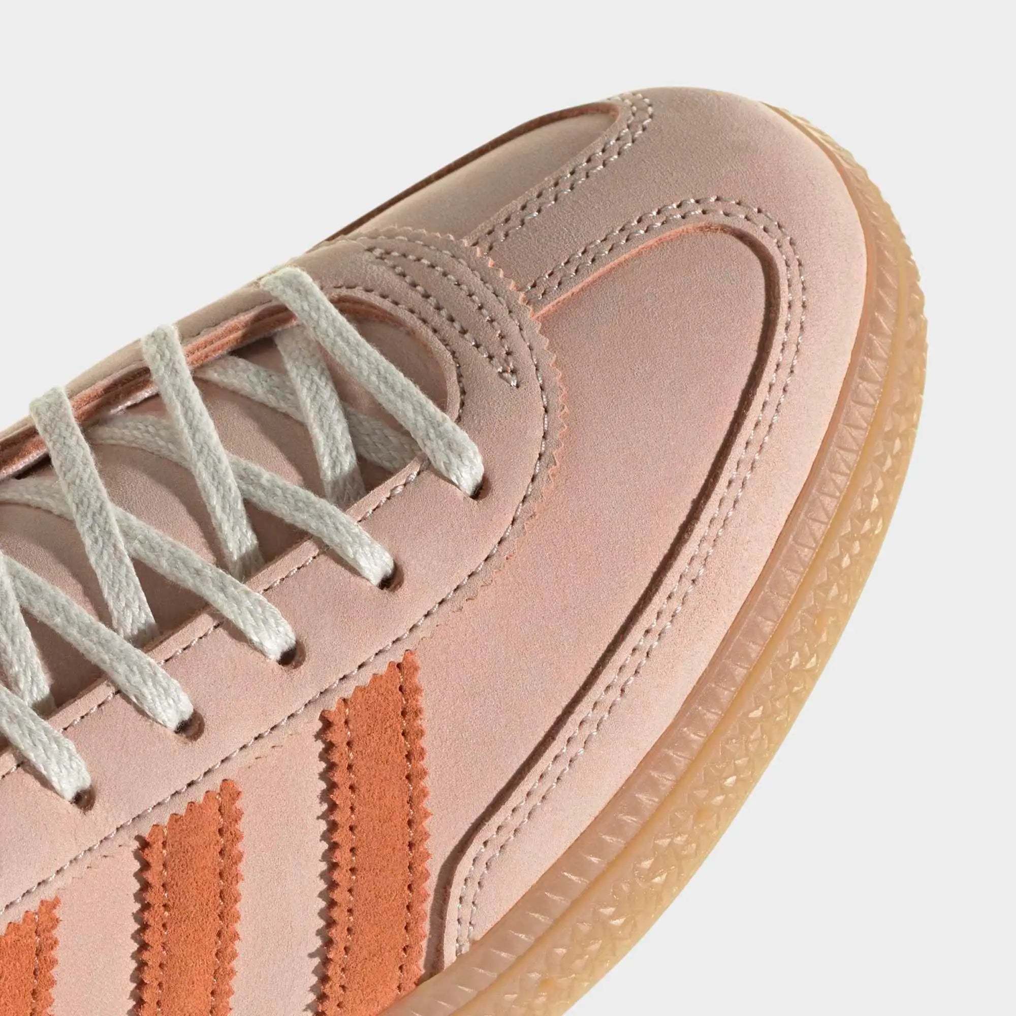 “adidas Originals Handball Spezial Damen Sneaker in Blush Pink aus Wildleder mit brauner Gummisohle bei Stickabush.“