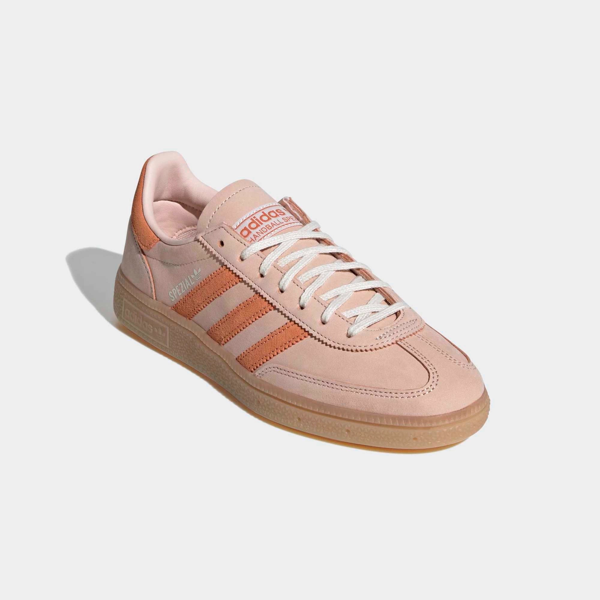 “adidas Originals Handball Spezial Damen Sneaker in Blush Pink aus Wildleder mit brauner Gummisohle bei Stickabush.“
