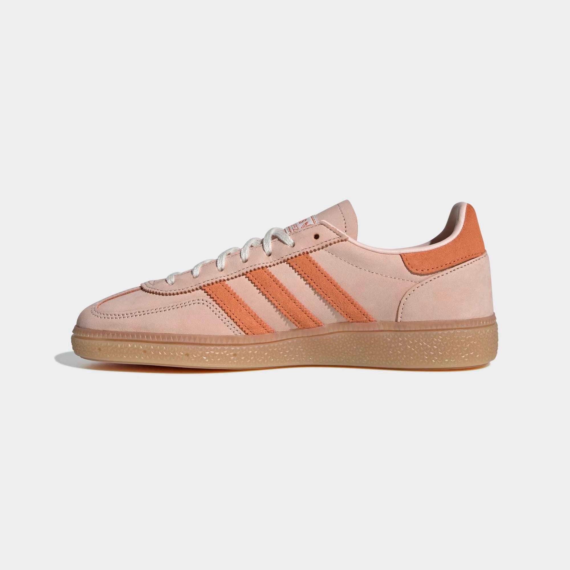 “adidas Originals Handball Spezial Damen Sneaker in Blush Pink aus Wildleder mit brauner Gummisohle bei Stickabush.“