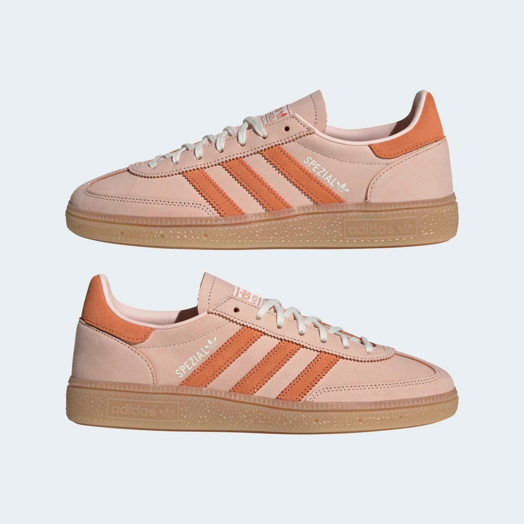 “adidas Originals Handball Spezial Damen Sneaker in Blush Pink aus Wildleder mit brauner Gummisohle bei Stickabush.“
