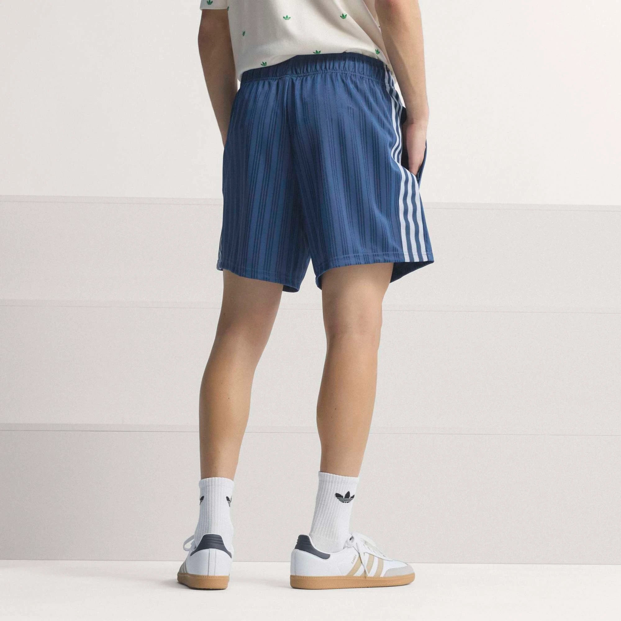 "adidas Originals Italien OG Shorts (Night Marine) mit FIGC-Wappen und 3-Streifen – erhältlich bei Stickabush Berlin."
