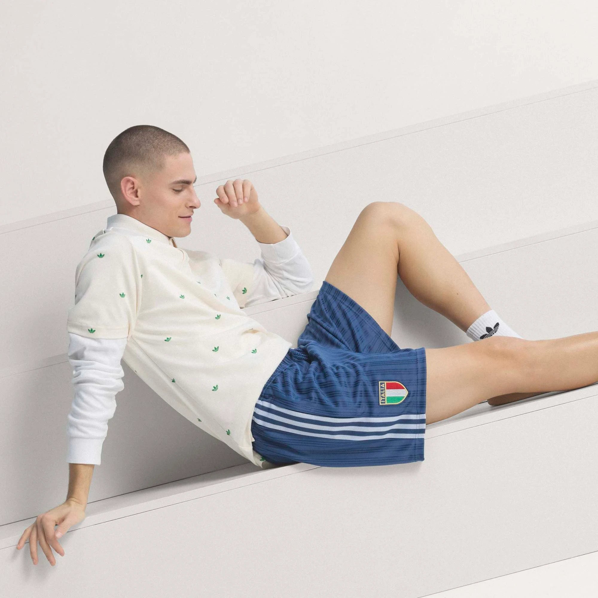"adidas Originals Italien OG Shorts (Night Marine) mit FIGC-Wappen und 3-Streifen – erhältlich bei Stickabush Berlin."