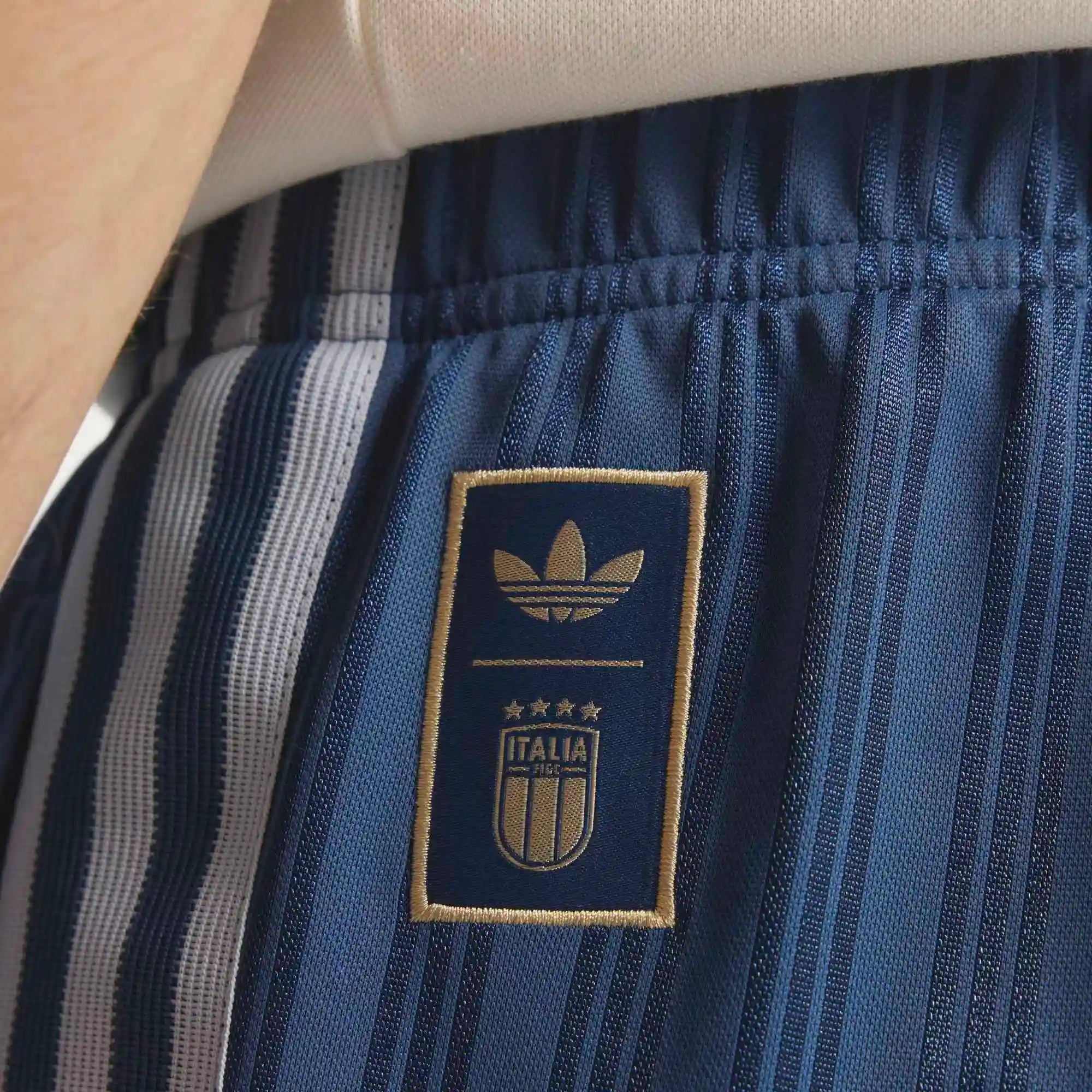 "adidas Originals Italien OG Shorts (Night Marine) mit FIGC-Wappen und 3-Streifen – erhältlich bei Stickabush Berlin."