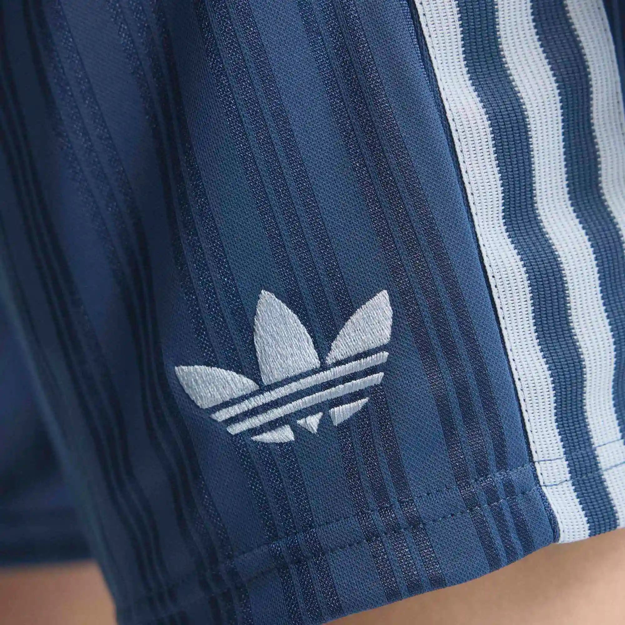 "adidas Originals Italien OG Shorts (Night Marine) mit FIGC-Wappen und 3-Streifen – erhältlich bei Stickabush Berlin."