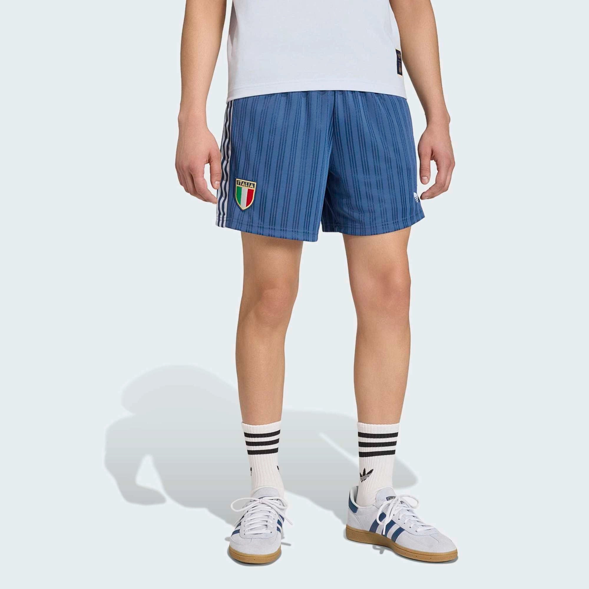 "adidas Originals Italien OG Shorts (Night Marine) mit FIGC-Wappen und 3-Streifen – erhältlich bei Stickabush Berlin."