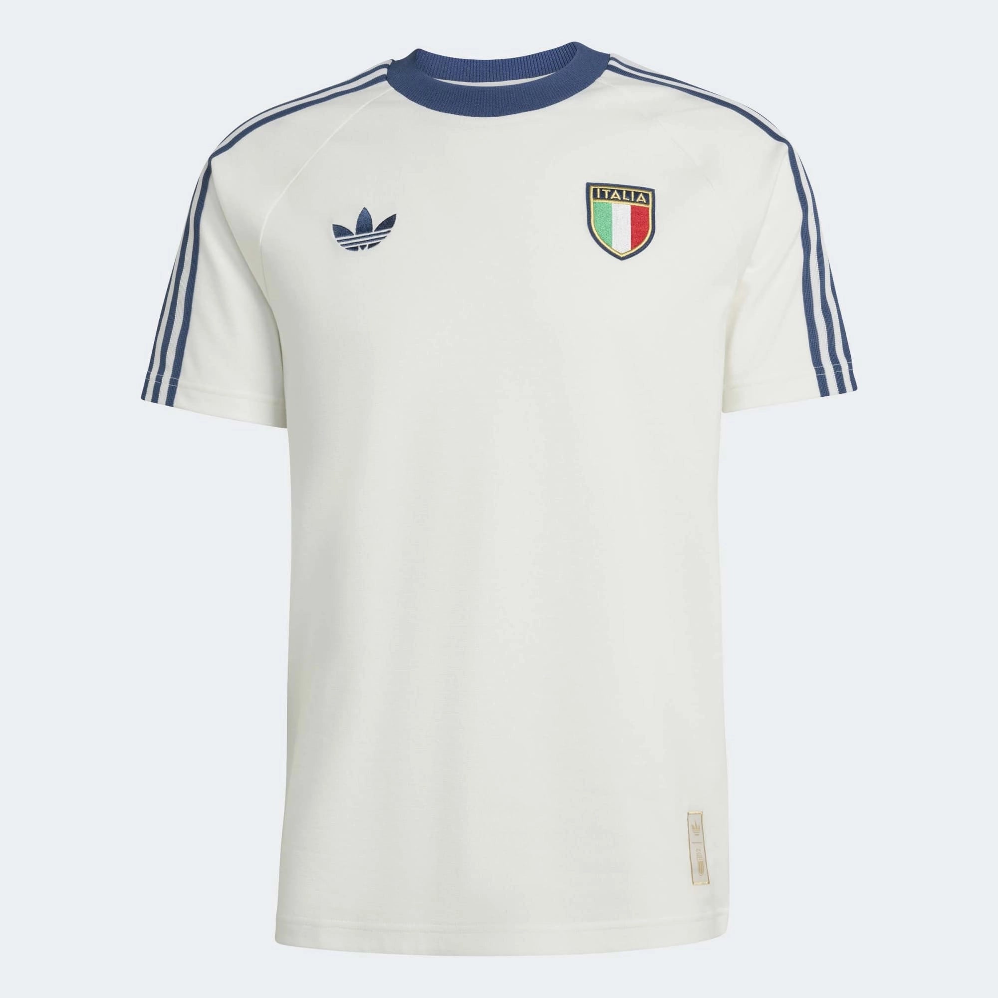 “adidas Originals Italien OG T-Shirts in Crystal White (KC6611) mit den klassischen blauen Streifen auf den Schultern, dem Italien-Wappen und dem blauen Trefoil-Logo auf der Brust bei Stickabush Berlin.“