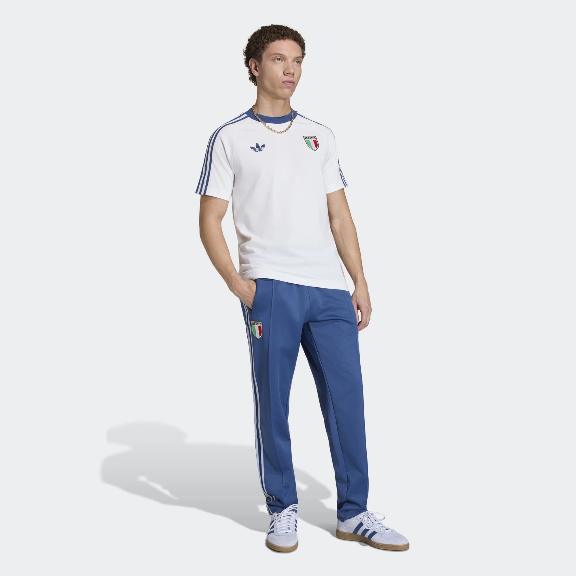 “adidas Originals Italien OG T-Shirts in Crystal White (KC6611) mit den klassischen blauen Streifen auf den Schultern, dem Italien-Wappen und dem blauen Trefoil-Logo auf der Brust bei Stickabush Berlin.“