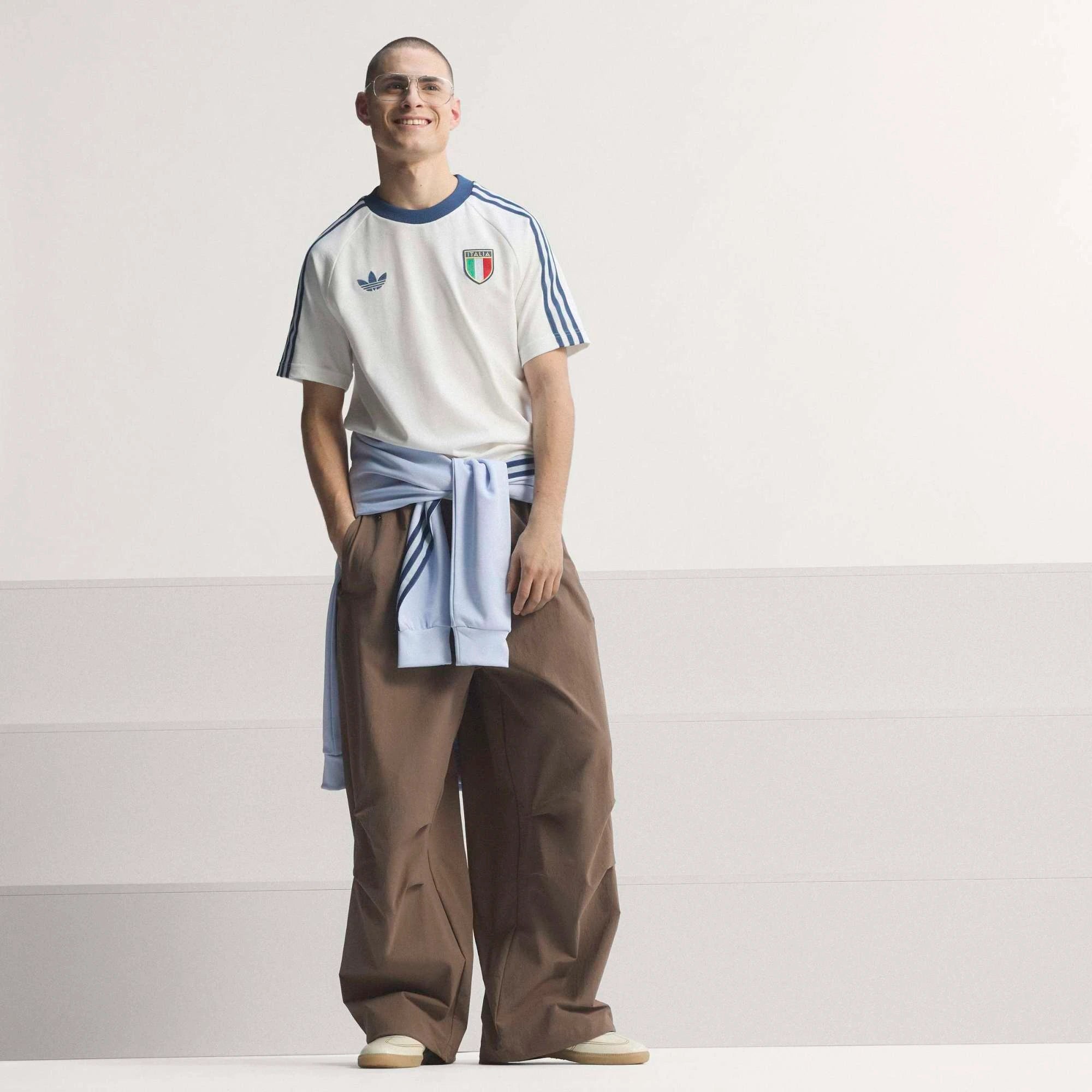 “adidas Originals Italien OG T-Shirts in Crystal White (KC6611) mit den klassischen blauen Streifen auf den Schultern, dem Italien-Wappen und dem blauen Trefoil-Logo auf der Brust bei Stickabush Berlin.“
