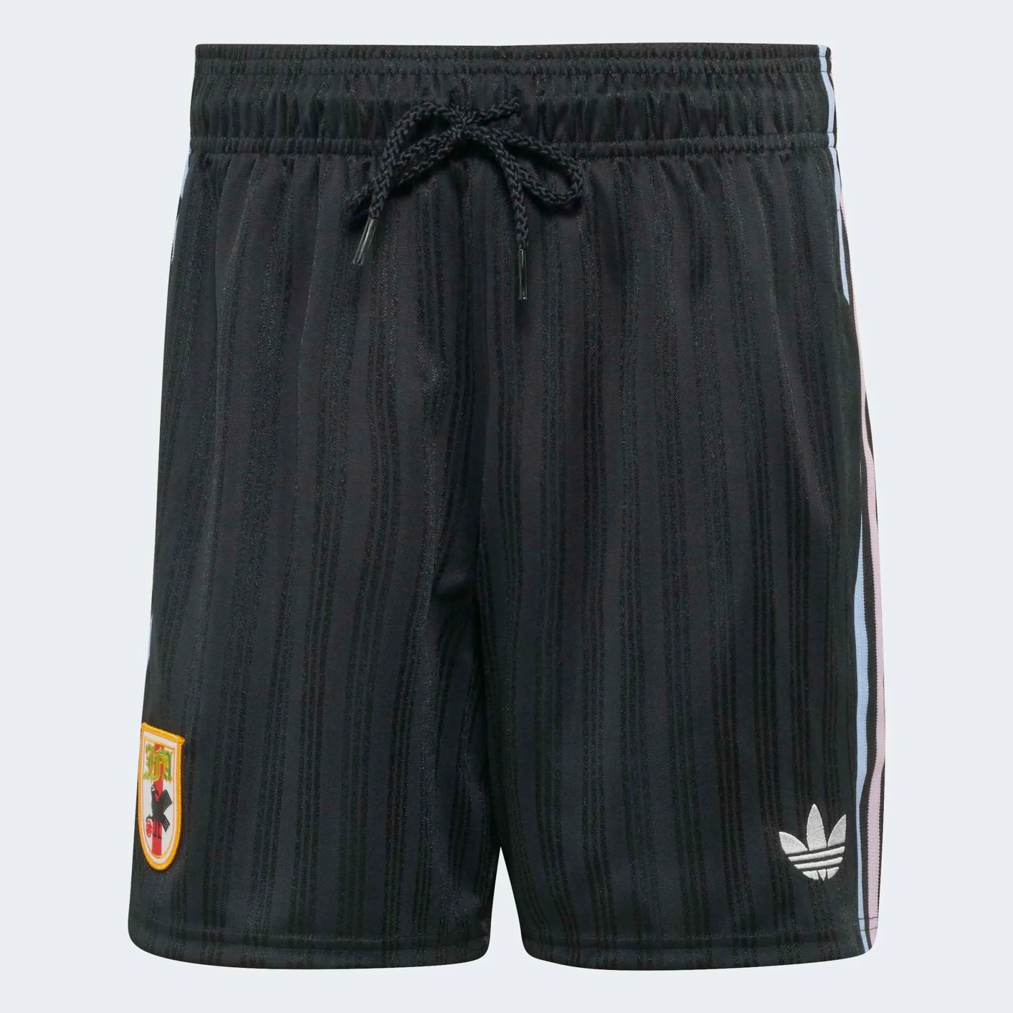 “Schwarze adidas Originals Japan OG Shorts mit weißen Streifen und dem gestickten JFA Japan Verbandswappen bei Stickabush.“