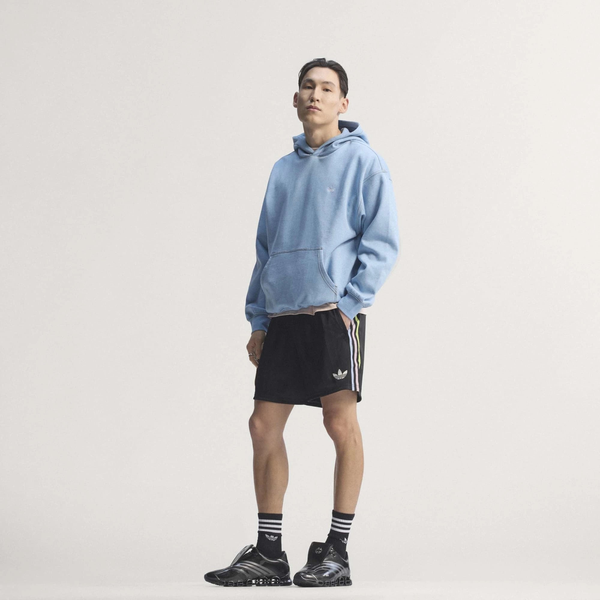 “Schwarze adidas Originals Japan OG Shorts mit weißen Streifen und dem gestickten JFA Japan Verbandswappen bei Stickabush.“