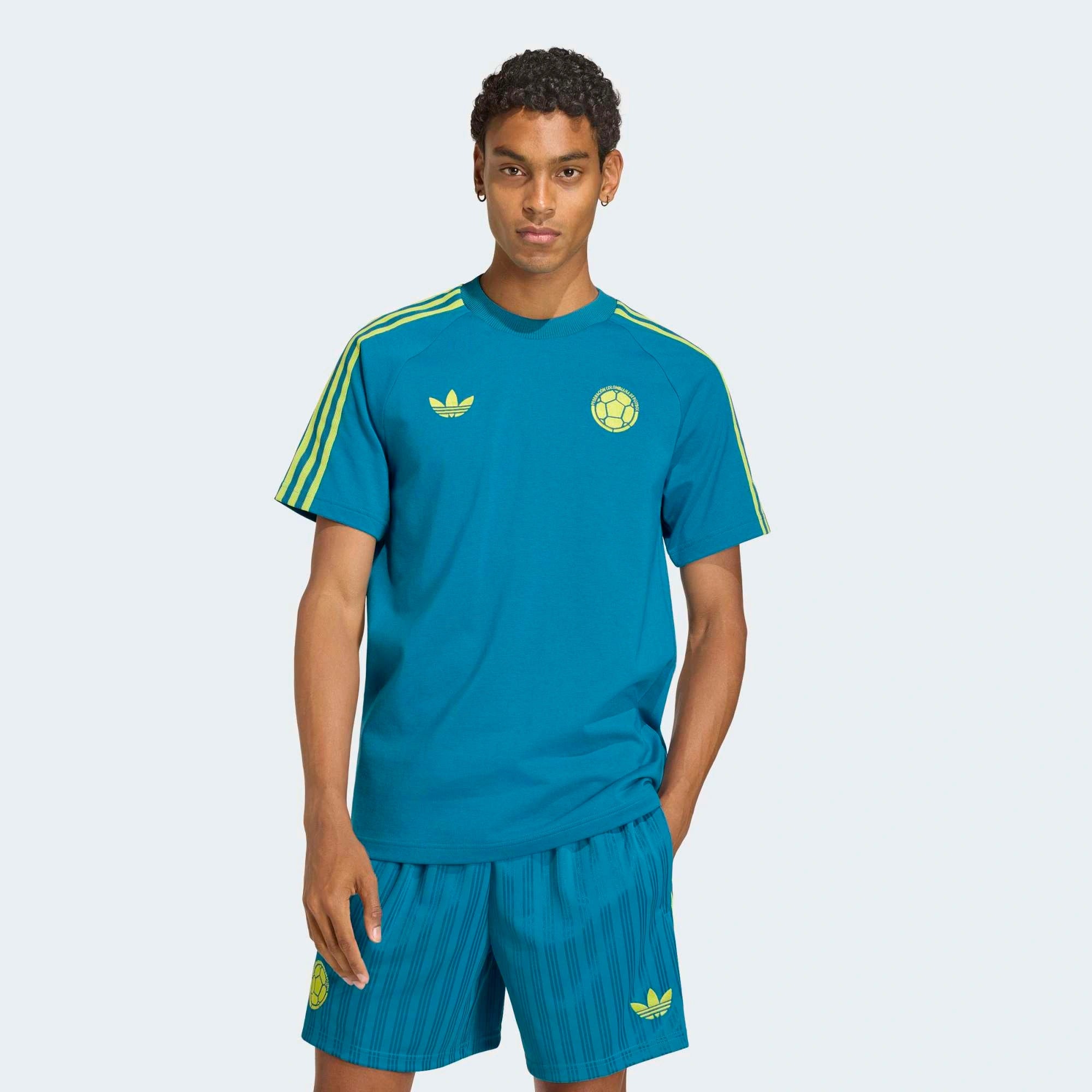 "adidas Originals Kolumbien OG T-Shirt Mystery Petrol mit gewebtem Kolumbien-Logo und 3-Streifen-Design bei Stickabush Berlin."