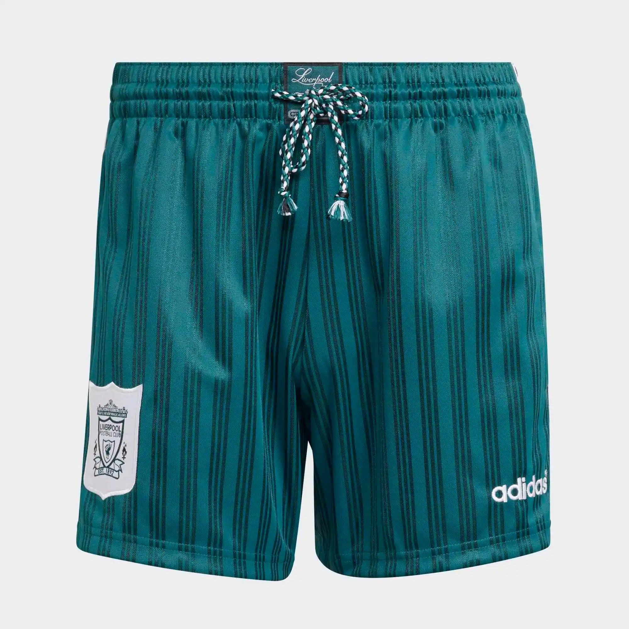 “Grün-weiße adidas Originals Liverpool FC 1995-96 Retro Shorts mit gesticktem Trefoil und Vereinswappen – Klassischer Quarter-Look bei Stickabush.“
