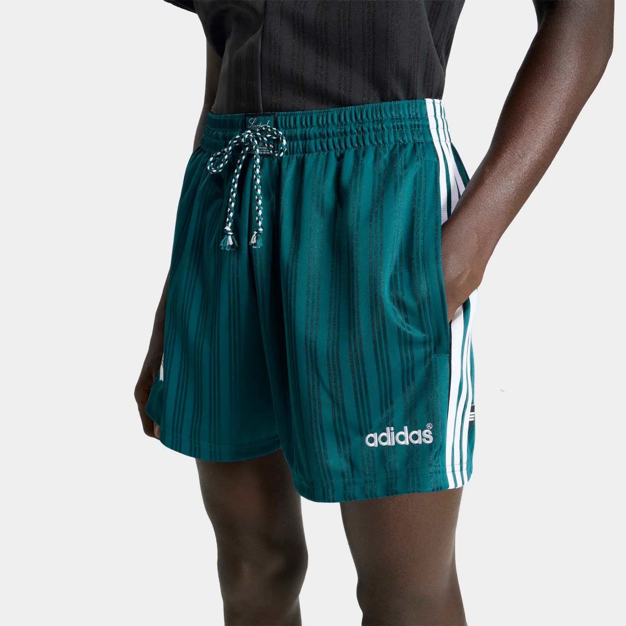 “Grün-weiße adidas Originals Liverpool FC 1995-96 Retro Shorts mit gesticktem Trefoil und Vereinswappen – Klassischer Quarter-Look bei Stickabush.“