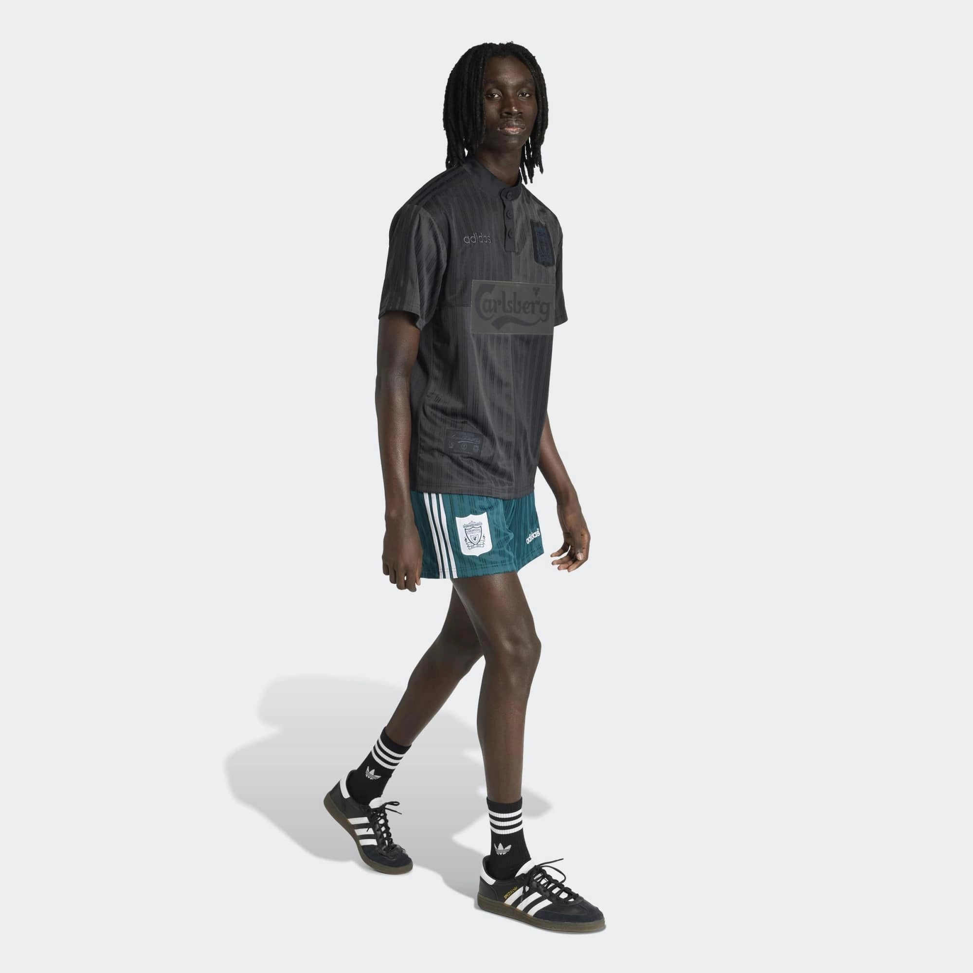 “Grün-weiße adidas Originals Liverpool FC 1995-96 Retro Shorts mit gesticktem Trefoil und Vereinswappen – Klassischer Quarter-Look bei Stickabush.“