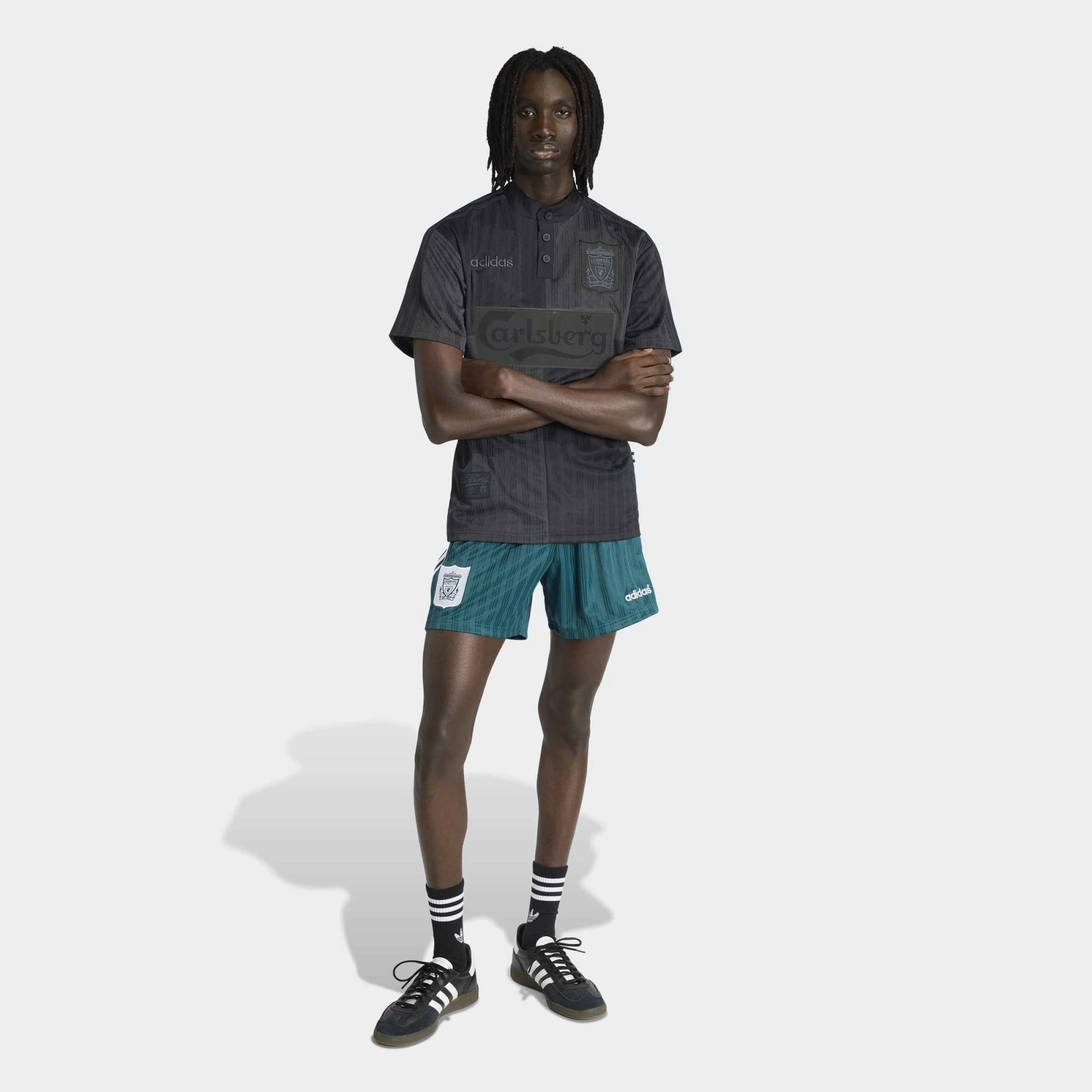 “Grün-weiße adidas Originals Liverpool FC 1995-96 Retro Shorts mit gesticktem Trefoil und Vereinswappen – Klassischer Quarter-Look bei Stickabush.“