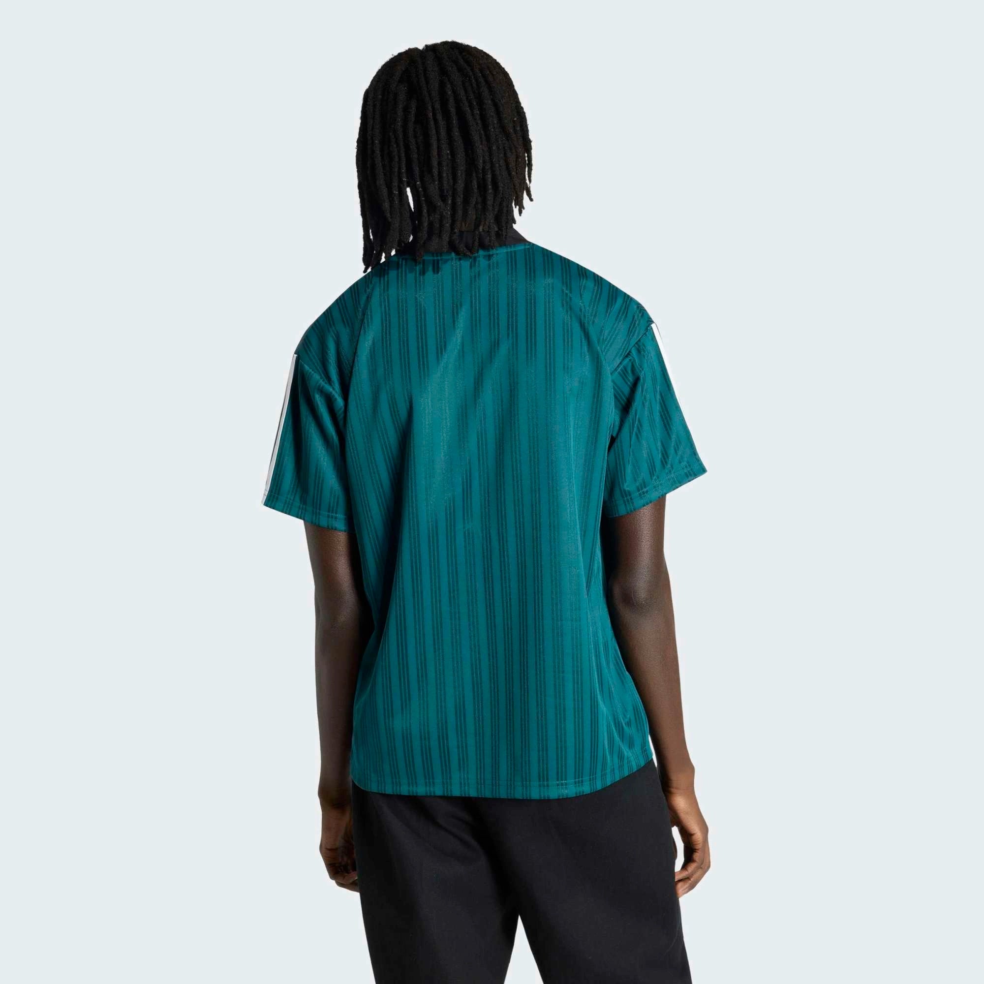 “Grün-weißes adidas Originals Liverpool FC 1995-96 Retro Trikot mit gesticktem Wappen und Trefoil-Logo – Klassisches Auswärts-Design. bei Stickabush.“