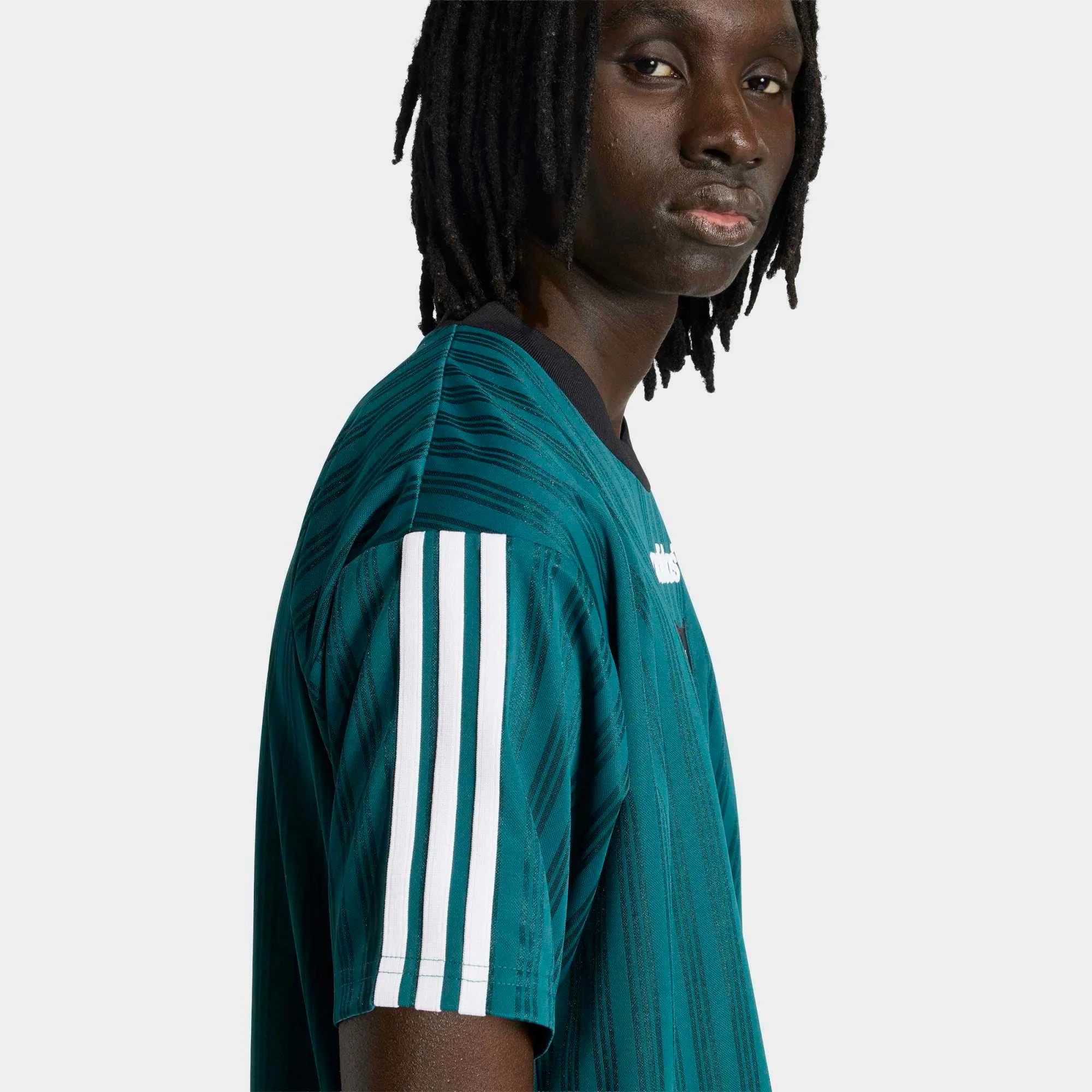 “Grün-weißes adidas Originals Liverpool FC 1995-96 Retro Trikot mit gesticktem Wappen und Trefoil-Logo – Klassisches Auswärts-Design. bei Stickabush.“