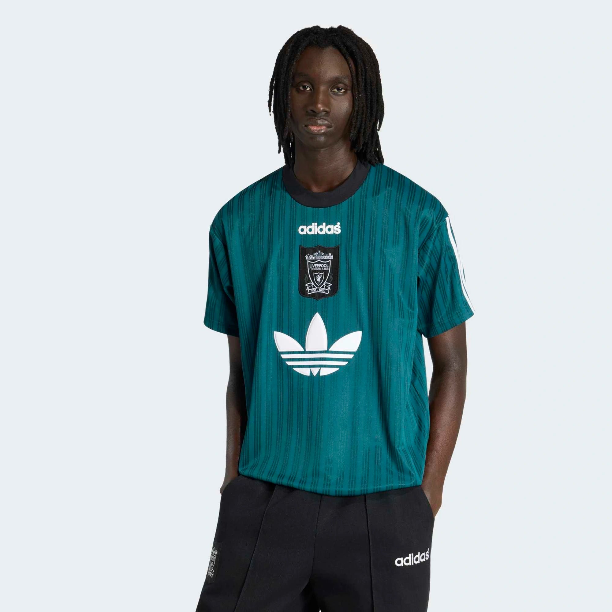 “Grün-weißes adidas Originals Liverpool FC 1995-96 Retro Trikot mit gesticktem Wappen und Trefoil-Logo – Klassisches Auswärts-Design. bei Stickabush.“