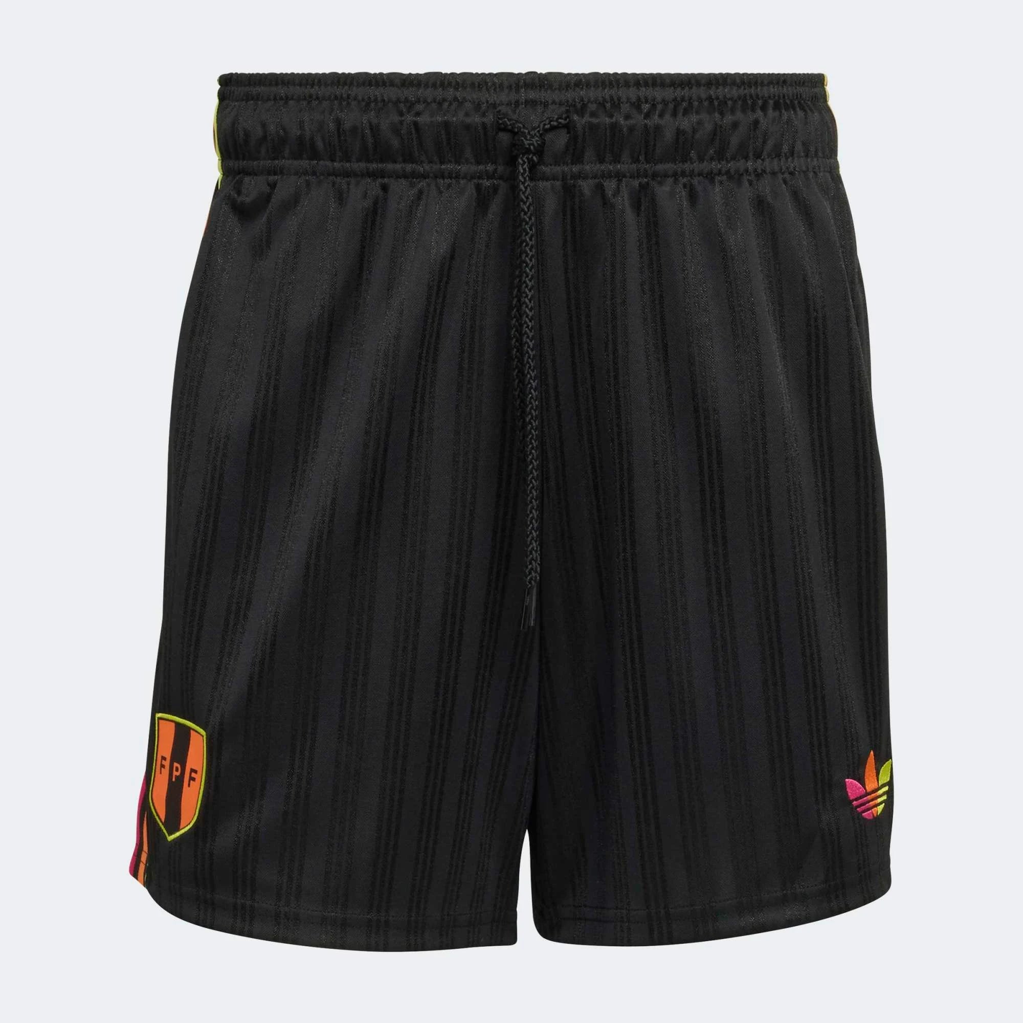 “Schwarze adidas Originals Peru OG Shorts mit weißen Drei-Streifen und dem gestickten Verbandswappen von Peru (FPF) bei Stickabush.“