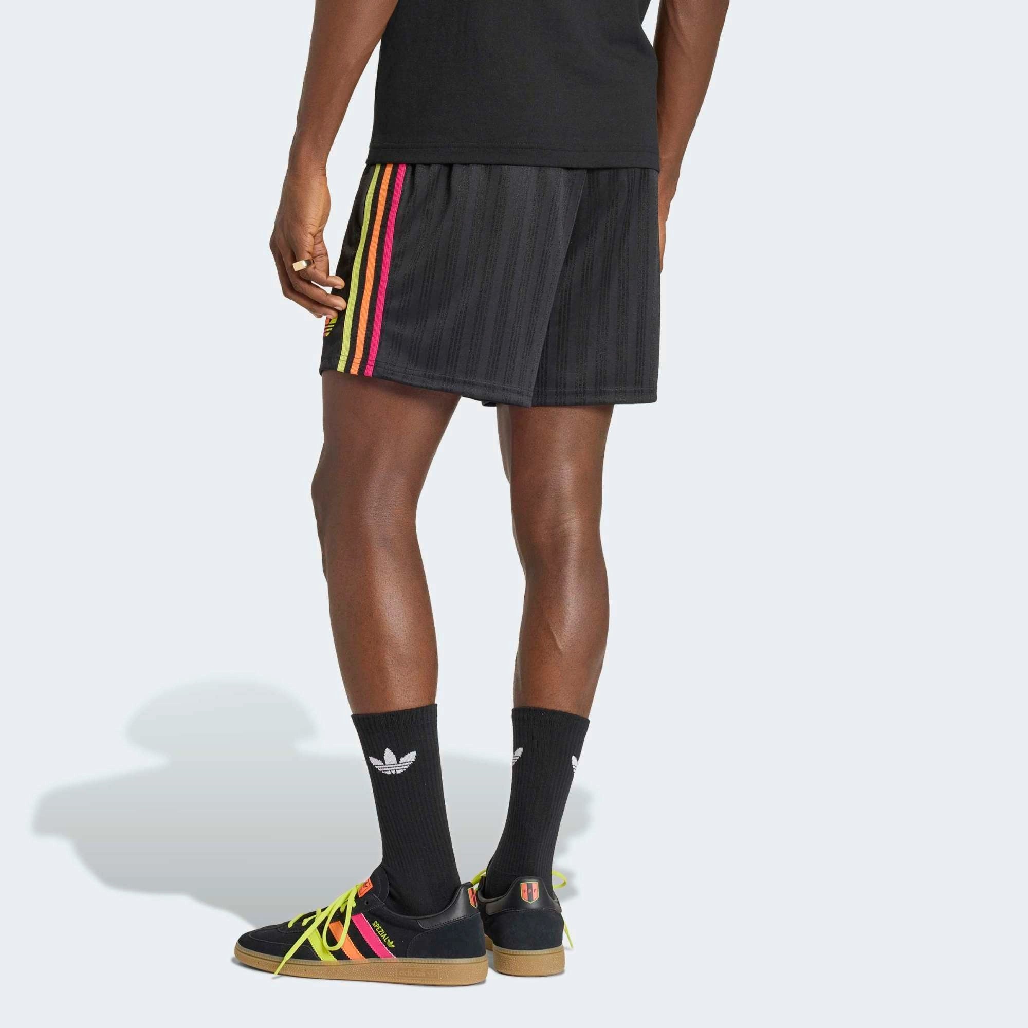 “Schwarze adidas Originals Peru OG Shorts mit weißen Drei-Streifen und dem gestickten Verbandswappen von Peru (FPF) bei Stickabush.“