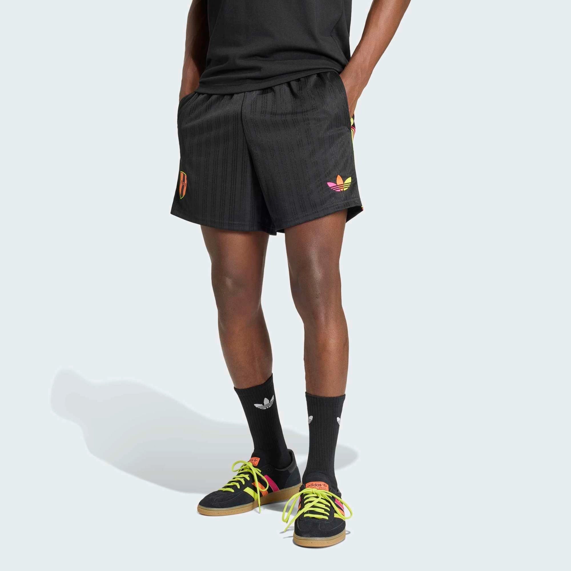 “Schwarze adidas Originals Peru OG Shorts mit weißen Drei-Streifen und dem gestickten Verbandswappen von Peru (FPF) bei Stickabush.“