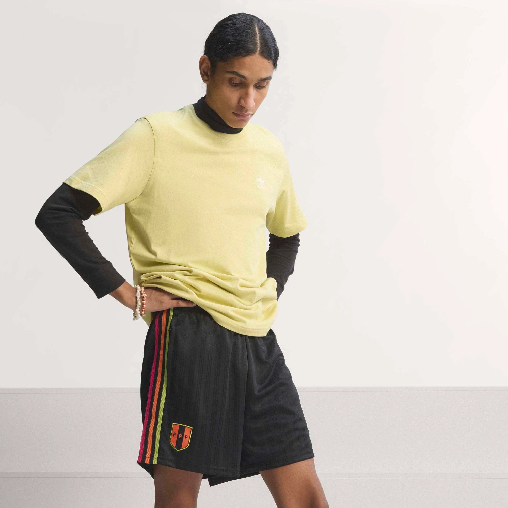 “Schwarze adidas Originals Peru OG Shorts mit weißen Drei-Streifen und dem gestickten Verbandswappen von Peru (FPF) bei Stickabush.“