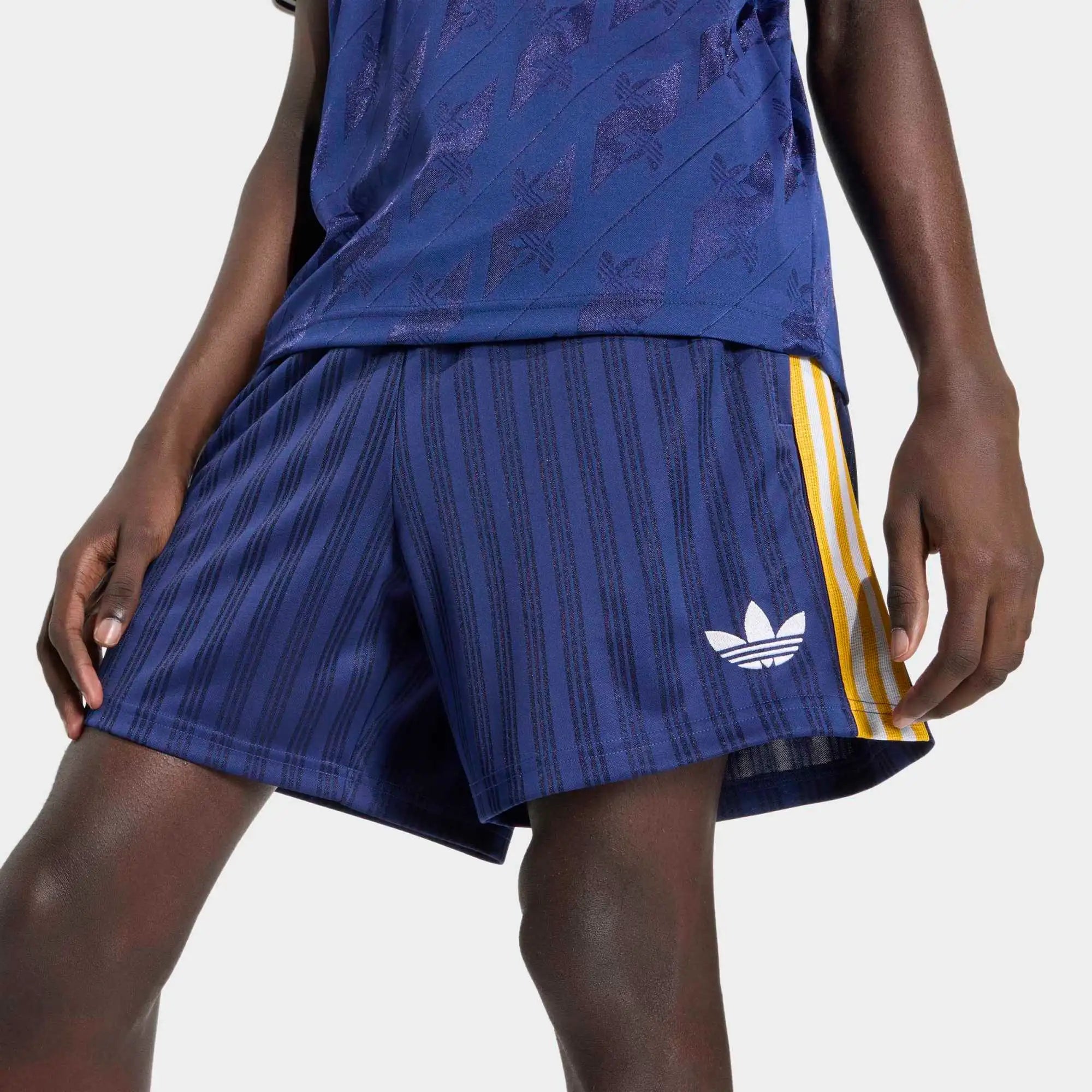 “Dunkelblaue adidas Originals Real Madrid Shorts mit gesticktem Trefoil-Logo und Vereinswappen – Klassischer Retro-Look bei Stickabush.“