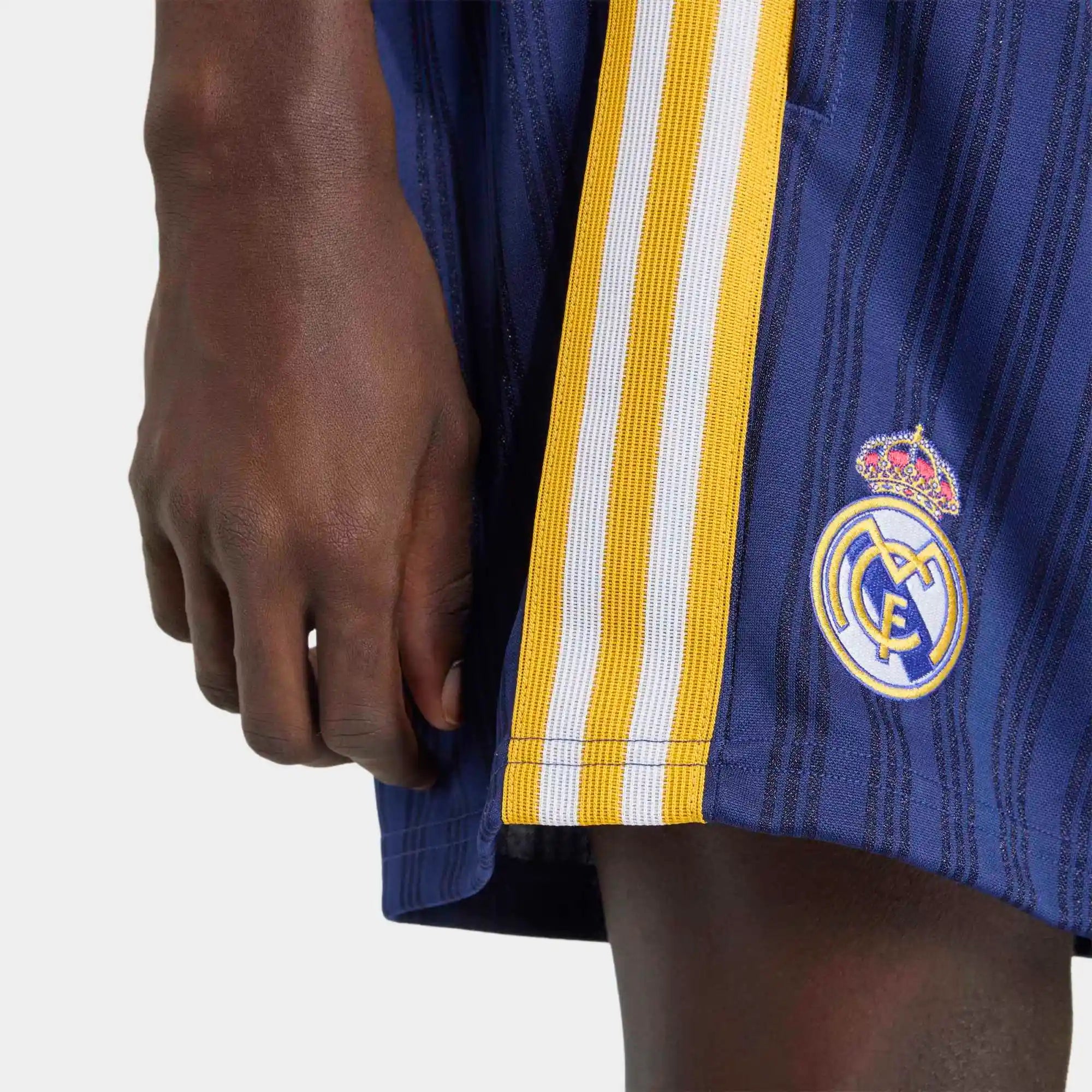 “Dunkelblaue adidas Originals Real Madrid Shorts mit gesticktem Trefoil-Logo und Vereinswappen – Klassischer Retro-Look bei Stickabush.“