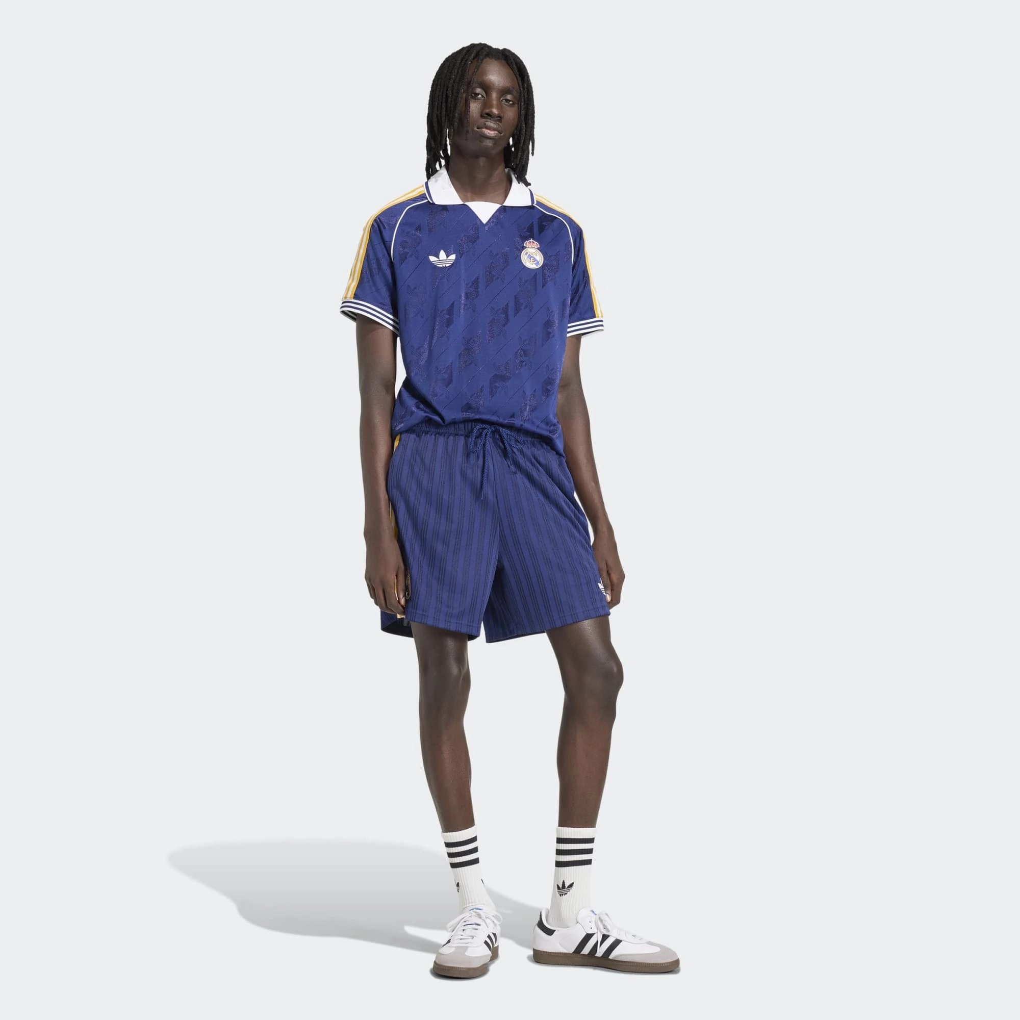 “Dunkelblaue adidas Originals Real Madrid Shorts mit gesticktem Trefoil-Logo und Vereinswappen – Klassischer Retro-Look bei Stickabush.“