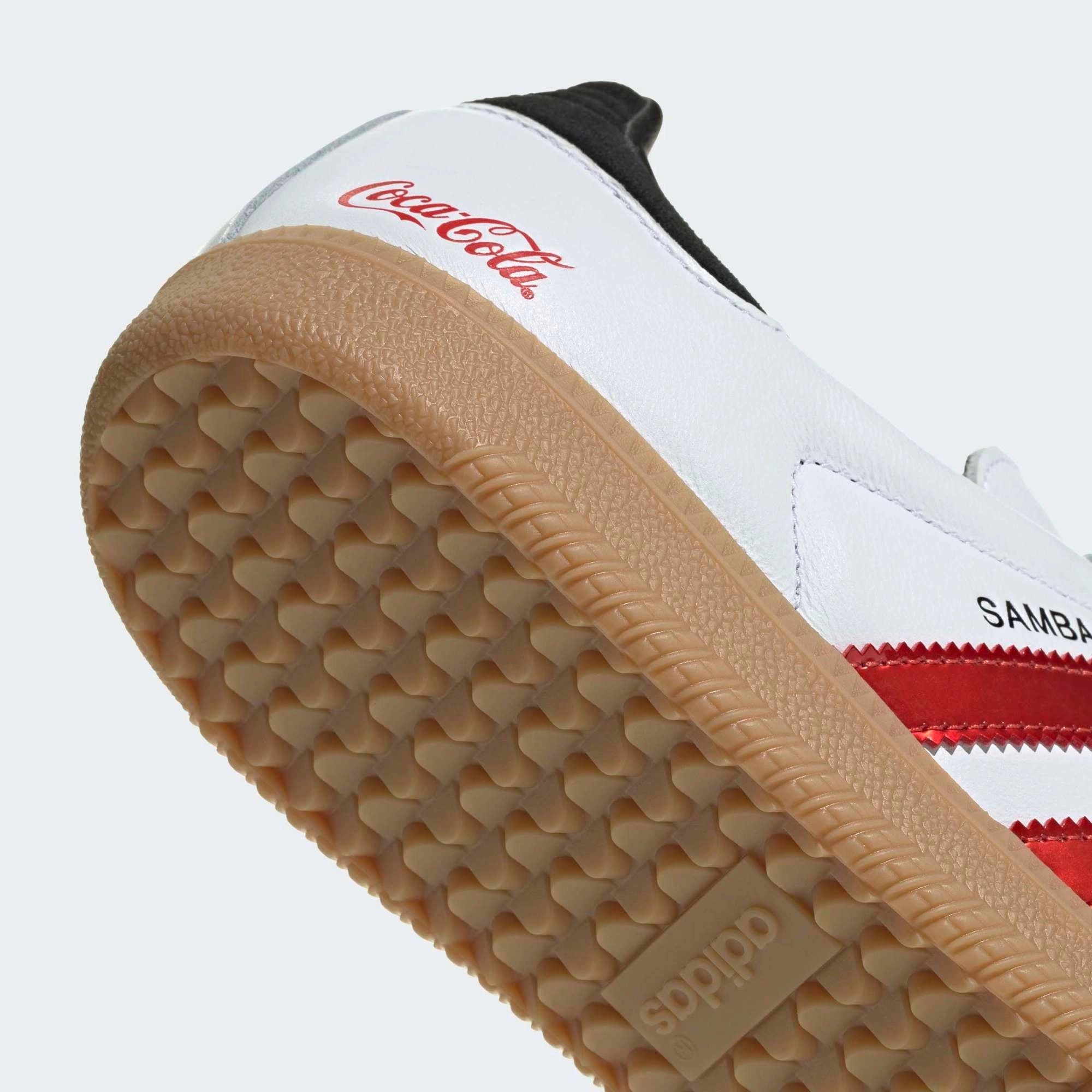 „adidas Originals Samba OG x Coca-Cola Sneaker (KH6879) in Cloud White und Gum-Sohle bei Stickabush Berlin.“