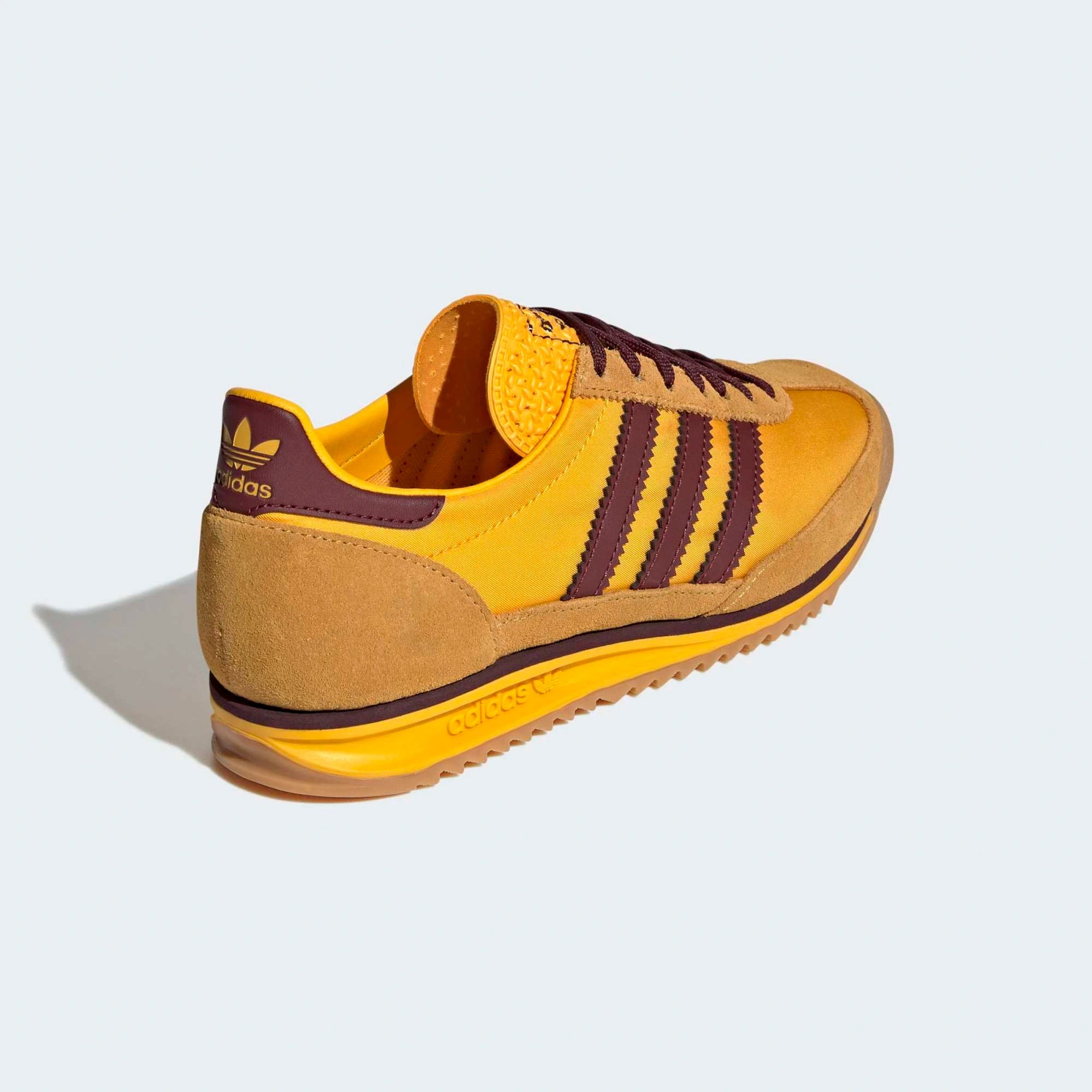 "adidas SL 72 OG Sneaker für Damen in Crew Yellow/Shadow Red (IH6968) – Klassische Silhouette aus der adidas Originals Kollektion mit markanten 3-Streifen Stickabush Berlin."