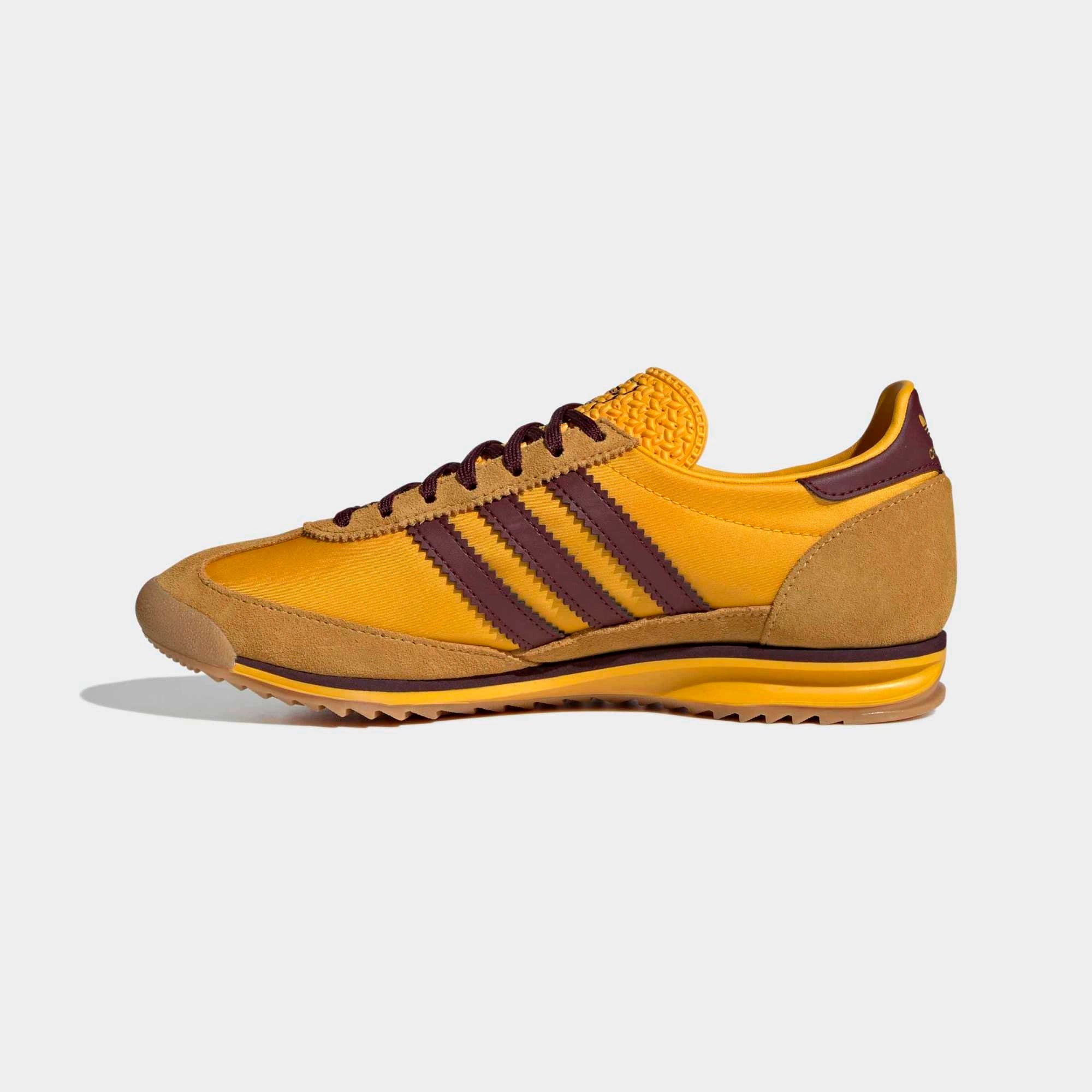 "adidas SL 72 OG Sneaker für Damen in Crew Yellow/Shadow Red (IH6968) – Klassische Silhouette aus der adidas Originals Kollektion mit markanten 3-Streifen Stickabush Berlin."