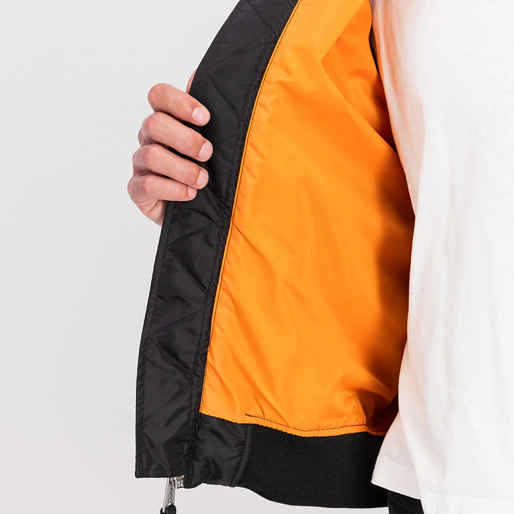 Alpha Industries CWU-36/P TT Light Bomberjacke Black (266101-03) Detailansicht mit Ärmeltasche bei Stickabush Berlin.