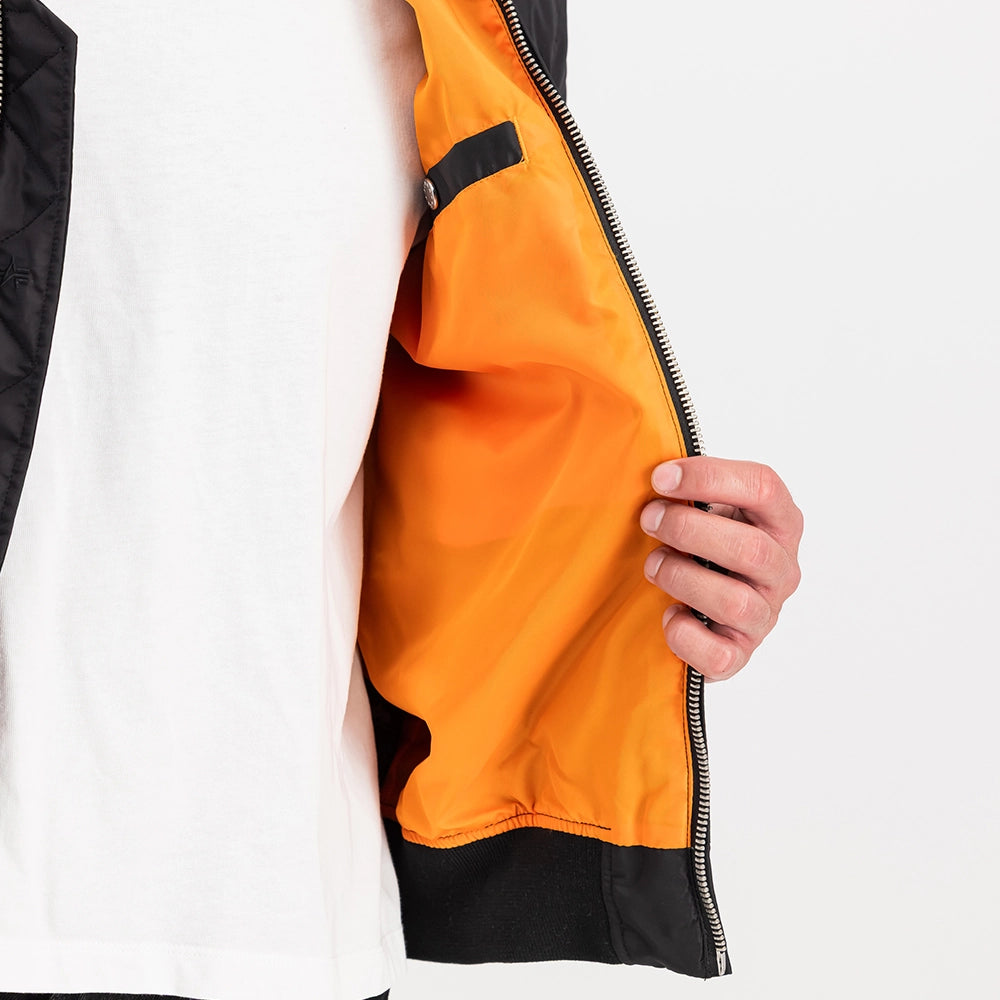 Alpha Industries CWU-36/P TT Light Bomberjacke Black (266101-03) Detailansicht mit Ärmeltasche bei Stickabush Berlin.