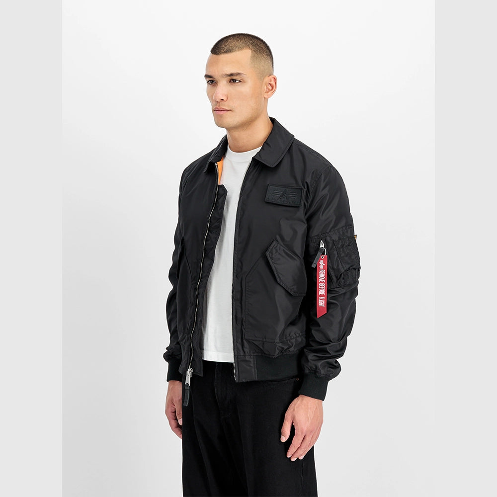 Alpha Industries CWU-36/P TT Light Bomberjacke Black (266101-03) Detailansicht mit Ärmeltasche bei Stickabush Berlin.