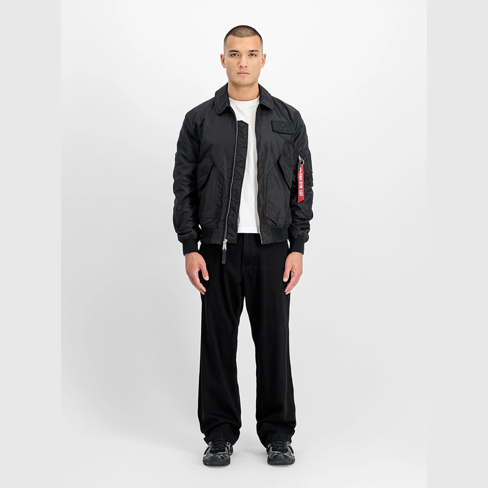 Alpha Industries CWU-36/P TT Light Bomberjacke Black (266101-03) Detailansicht mit Ärmeltasche bei Stickabush Berlin.