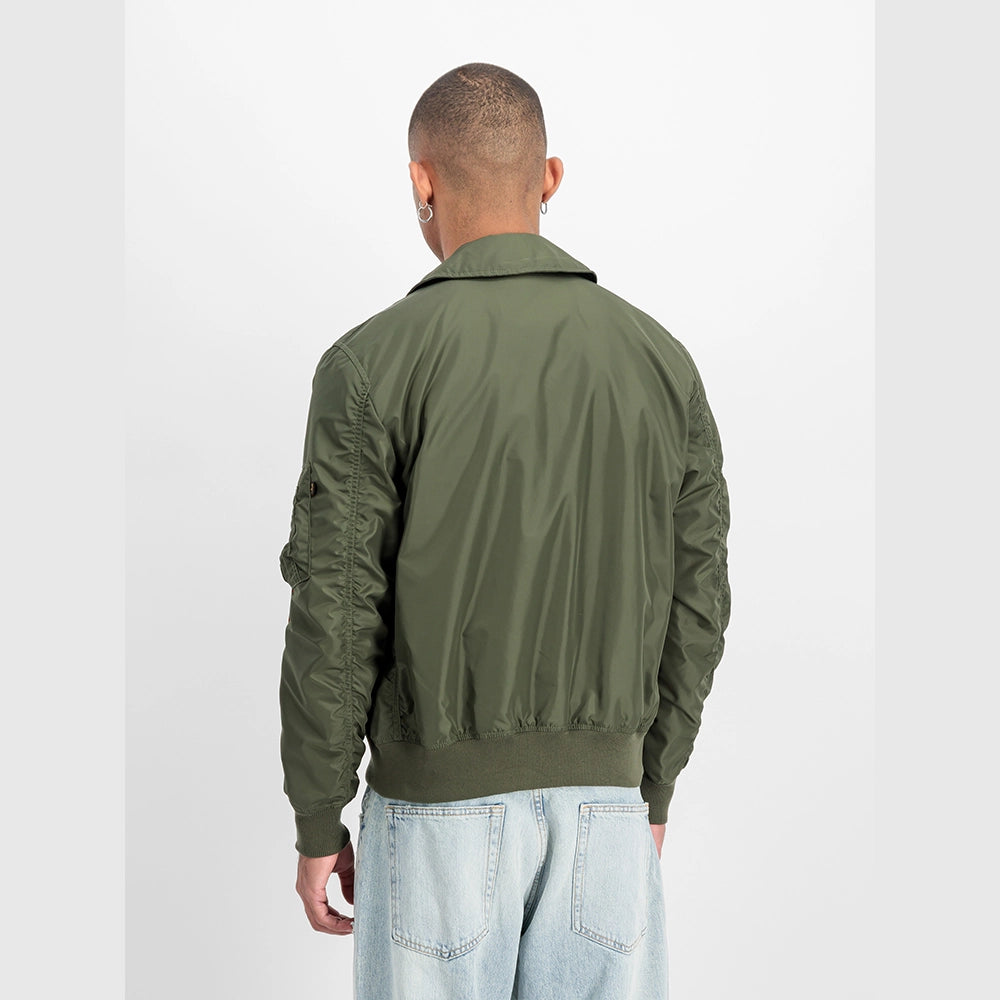 Alpha Industries CWU-36/P TT Light Bomberjacke in Dark Olive (266101-142) mit „Remove Before Flight“ Tag bei Stickabush Berlin.