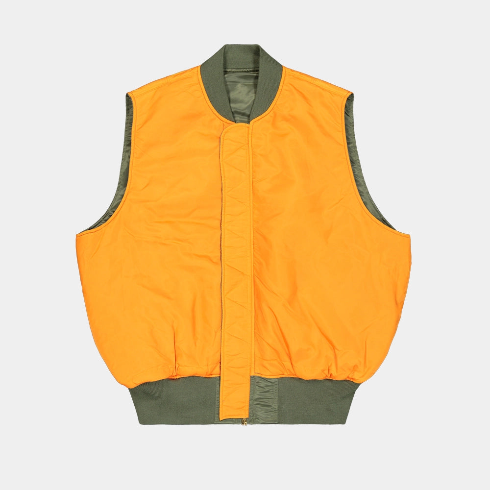 Alpha Industries MA-1 Vest Heritage für Herren in Sage Green (Oliv) mit dem ikonischen "Remove Before Flight" Tag bei Stickabush Berlin.