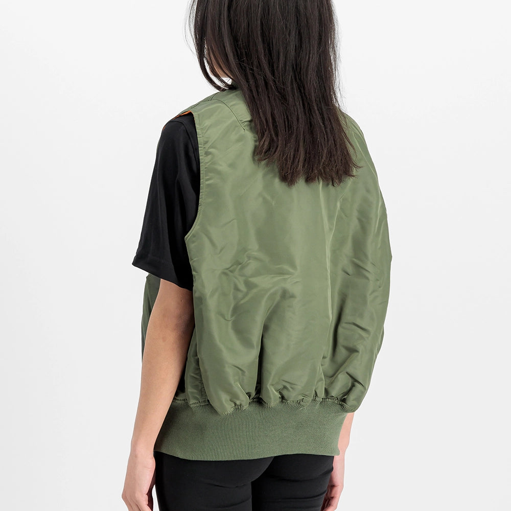 Alpha Industries MA-1 Vest Heritage für Herren in Sage Green (Oliv) mit dem ikonischen "Remove Before Flight" Tag bei Stickabush Berlin.
