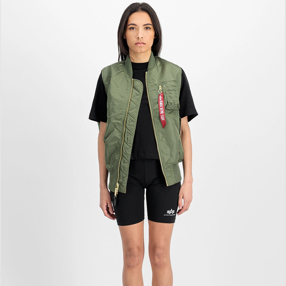 Alpha Industries MA-1 Vest Heritage für Herren in Sage Green (Oliv) mit dem ikonischen "Remove Before Flight" Tag bei Stickabush Berlin.