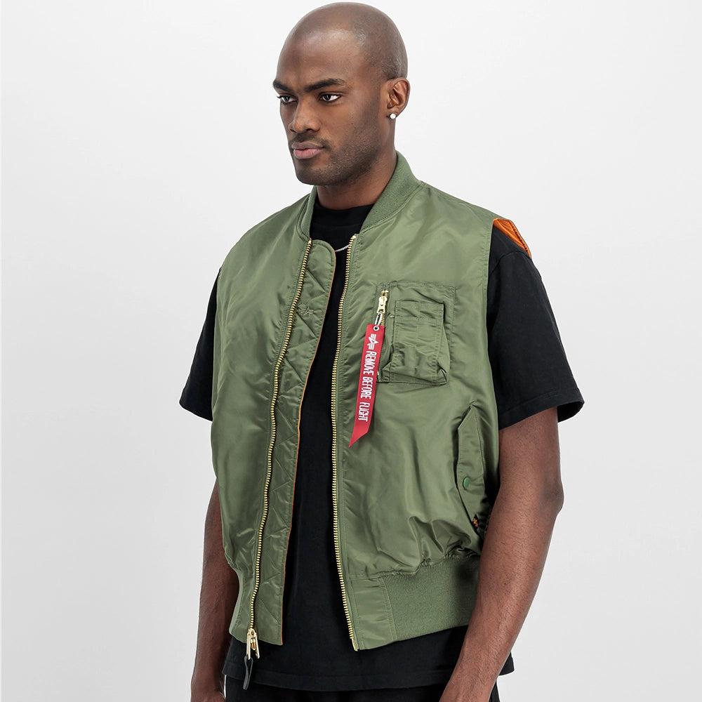 Alpha Industries MA-1 Vest Heritage für Herren in Sage Green (Oliv) mit dem ikonischen "Remove Before Flight" Tag bei Stickabush Berlin.