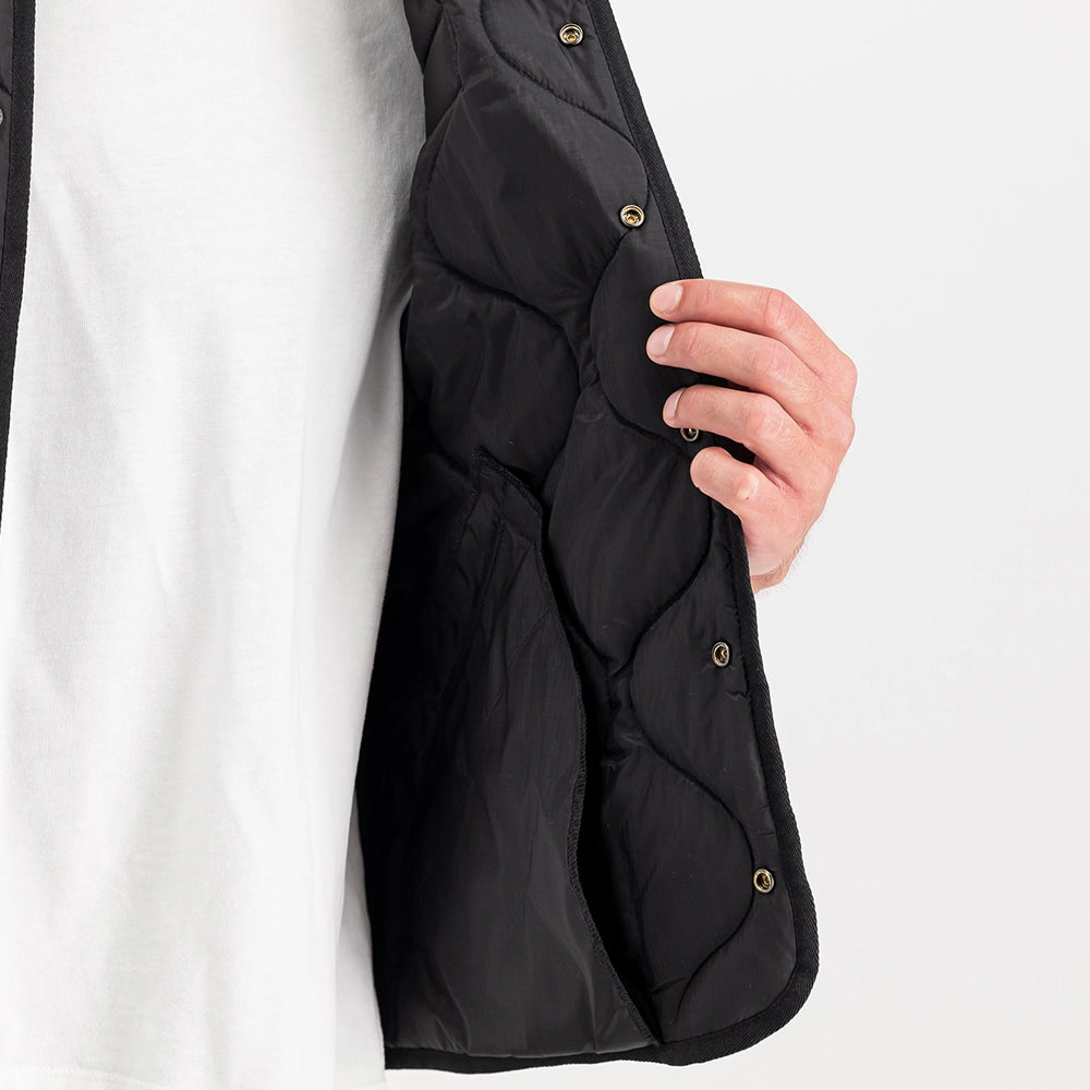 Schwarze Alpha Industries Q-1 Vest Utility-Weste mit Onion-Stitching und Web-Label bei Stickabush Berlin.